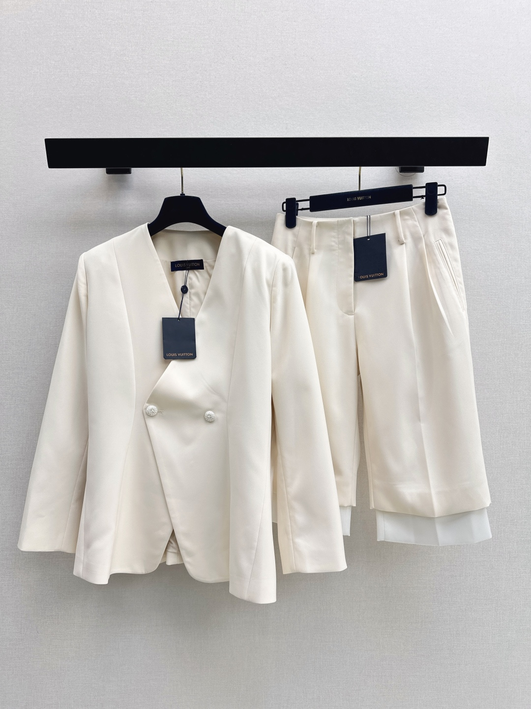 NO:797099,L's 26Ss————The latest simple and elegant suit for spring and summer. Very high-end imported texture. Pay close attention to the details. The color is super correct and the upper body is very cool. It is clean and classy. It enhances the temperament~~ It is completely in accordance with the level of high-end ready-to-wear. It is impossible not to love it. The temperament is a must-have for MM. One color is developed separately. Ready for sale smlxl. Outside,, louis vuitton, business suit,19860909L家 26Ss————春夏最新款简洁大气的西装套装 非常高级的进口质地 仔细看细节 颜色超正上身非常飒爽 干净有品 提气质~~完全按照高定成衣水准 无法不爱 气质MM必入 一色分开发 现货发售smlxl 外,,louis vuitton,business suit,,Women's clothing