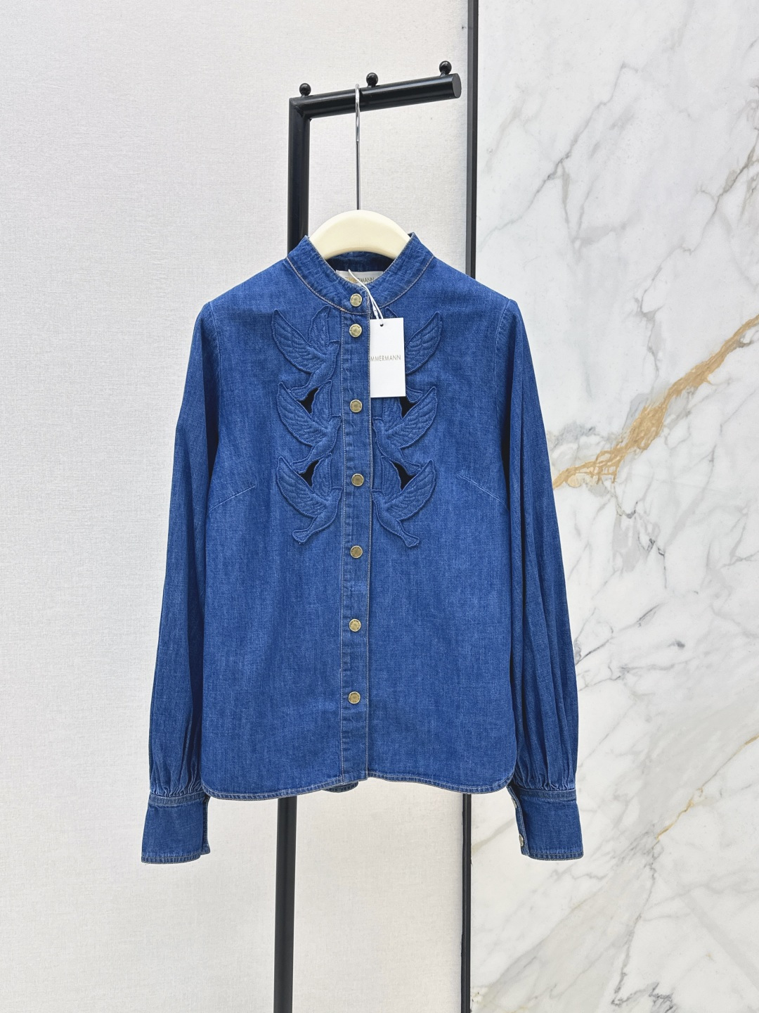 NO:797097,Zim 26Ss————The latest spring and summer model of bird appliqué denim shirts with hollow embroidery on the placket is exquisite and elegant. The puff sleeves H version is easy to match and fashionable. Highly recommended item. It is perfect for daily commuting or beach vacation. The texture of imported denim reactive wash is great. One color ready for sale sml,, shirts,19860909Zim 26Ss————春夏最新款飞鸟贴花牛仔衬衫门襟镂空刺绣工艺精致优雅 泡泡袖H版型不挑人百搭又时髦 强烈推荐单品 日常通勤或者海边度假穿都很绝 进口牛仔活性洗水质感超赞 一色现货发售sml,,shirts,,Women's clothing
