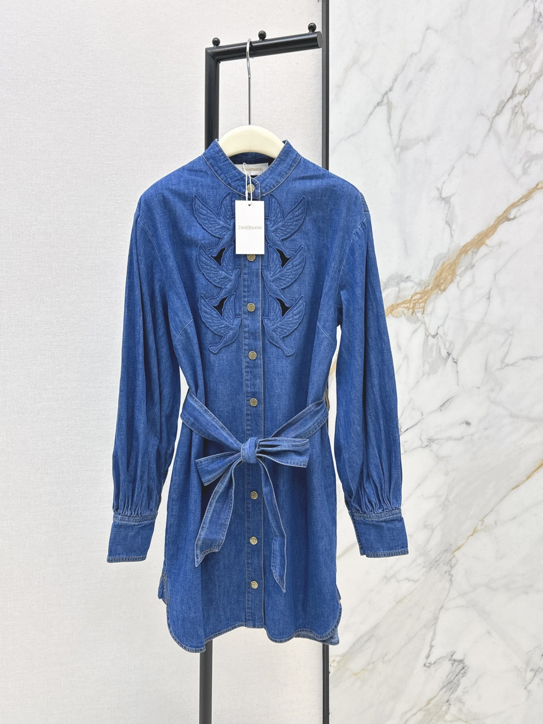NO:797095,Zim 26Ss————The latest spring and summer recommended denim dress with bird appliqués, temperament and lantern sleeve design, retro aura, hollow embroidery technology, lace-up waist, H version that is not picky, versatile and fashionable, highly recommended item, perfect for daily commuting or beach vacations, imported denim reactive wash texture is great, one color ready for sale sml,,skirts,19860909Zim 26Ss————春夏最新款推荐飞鸟贴花牛仔连衣裙气质灯笼袖设计复古气场 镂空刺绣工艺 系带腰身H版型不挑人百搭又时髦 强烈推荐单品 日常通勤或者海边度假穿都很绝 进口牛仔活性洗水质感超赞 一色现货发售sml,,skirts,,Women's clothing