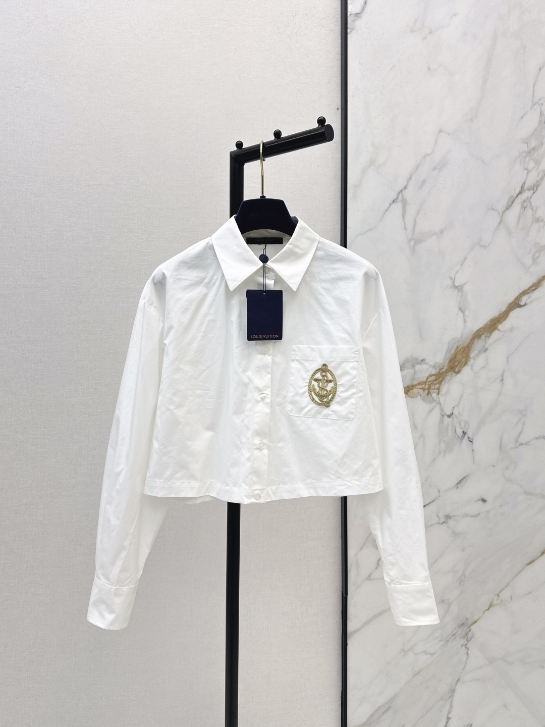 NO:797091,L Family 26Ss————The latest spring and summer logo embroidery decorated shirt, low-key luxury three-dimensional tailoring, streamlined line design, noble and elegant, and full of gentle and intellectual temperament. Imported special materials will be amazing when you receive it. The texture of the customized fabric is awesome. One color ready for sale smlxl,, louis vuitton, shirts,19860909L家 26Ss————春夏最新款logo刺绣装饰衬衫低调奢华立体剪裁 精简线条感设计 高贵典雅又尽显温柔知性的气质 进口特殊材质 收到手会很惊艳 定制面料质感超赞 一色现货发售smlxl,,louis vuitton,shirts,,Women's clothing