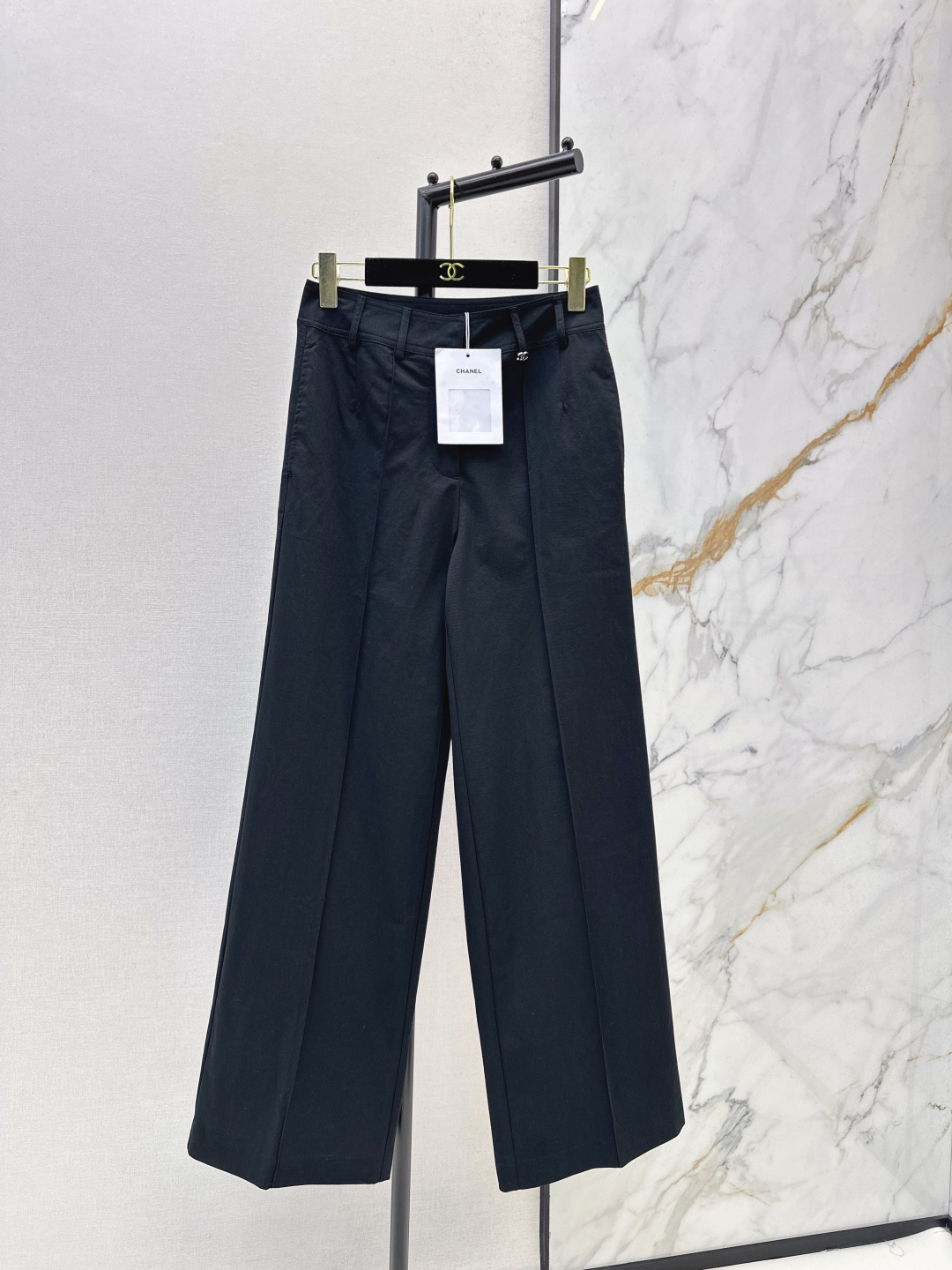 NO:797090,C Home 26Ss————The latest spring and summer Coco new workwear-style casual straight pants are retro and sweet and cool. The metal double C buttons are super recognizable. The tailoring is neat and loose, the straight three-dimensional tailoring is not picky. Versatile and fashionable. Highly recommended items. Two colors available for sale sml,,chanel,19860909C家 26Ss————春夏最新款Coco新品工装风休闲直筒裤复古又甜酷 金属双C纽扣超有辨识度 剪裁利落宽松直筒立体剪裁版型不挑人 百搭又时髦 强烈推荐单品 两色现货发售sml,,chanel,,Women's clothing