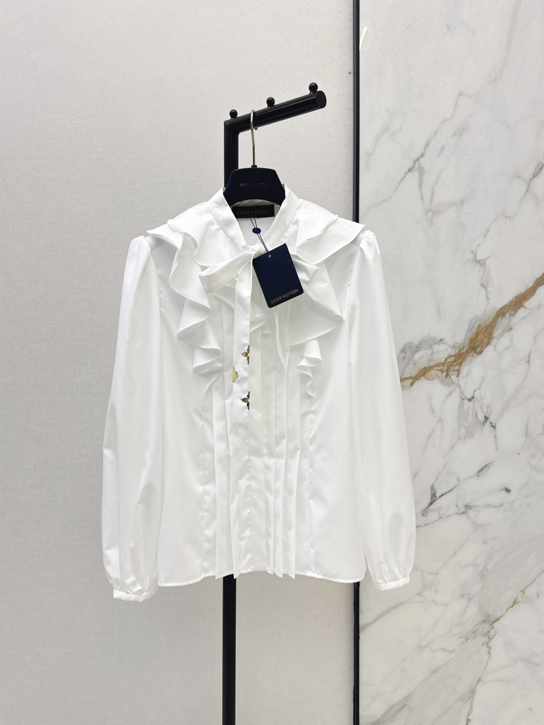 NO:797087,L Family 26Ss————The latest French romantic style ruffled lace white shirt in early spring. The stand-up collar design is matched with the detachable ribbon at the collar. It has a gentle retro atmosphere. The smooth cotton fabric is crisp and stylish. The two sides of the placket are spliced ​​with cascading ruffle pleats to soften the lines and make the basic white shirt instantly smart. One color ready for sale sml,, louis vuitton, shirts,19860909L家 26Ss————早春最新款法式浪漫风荷叶花边白色衬衫 立领设计搭配领口的可拆卸飘带 自带温柔的复古氛围感 顺滑的棉质面料挺括有型 门襟两侧拼接了层叠的荷叶边褶皱 柔化了线条 让基础款白衬衫瞬间变得灵动 一色现货发售sml,,louis vuitton,shirts,,Women's clothing