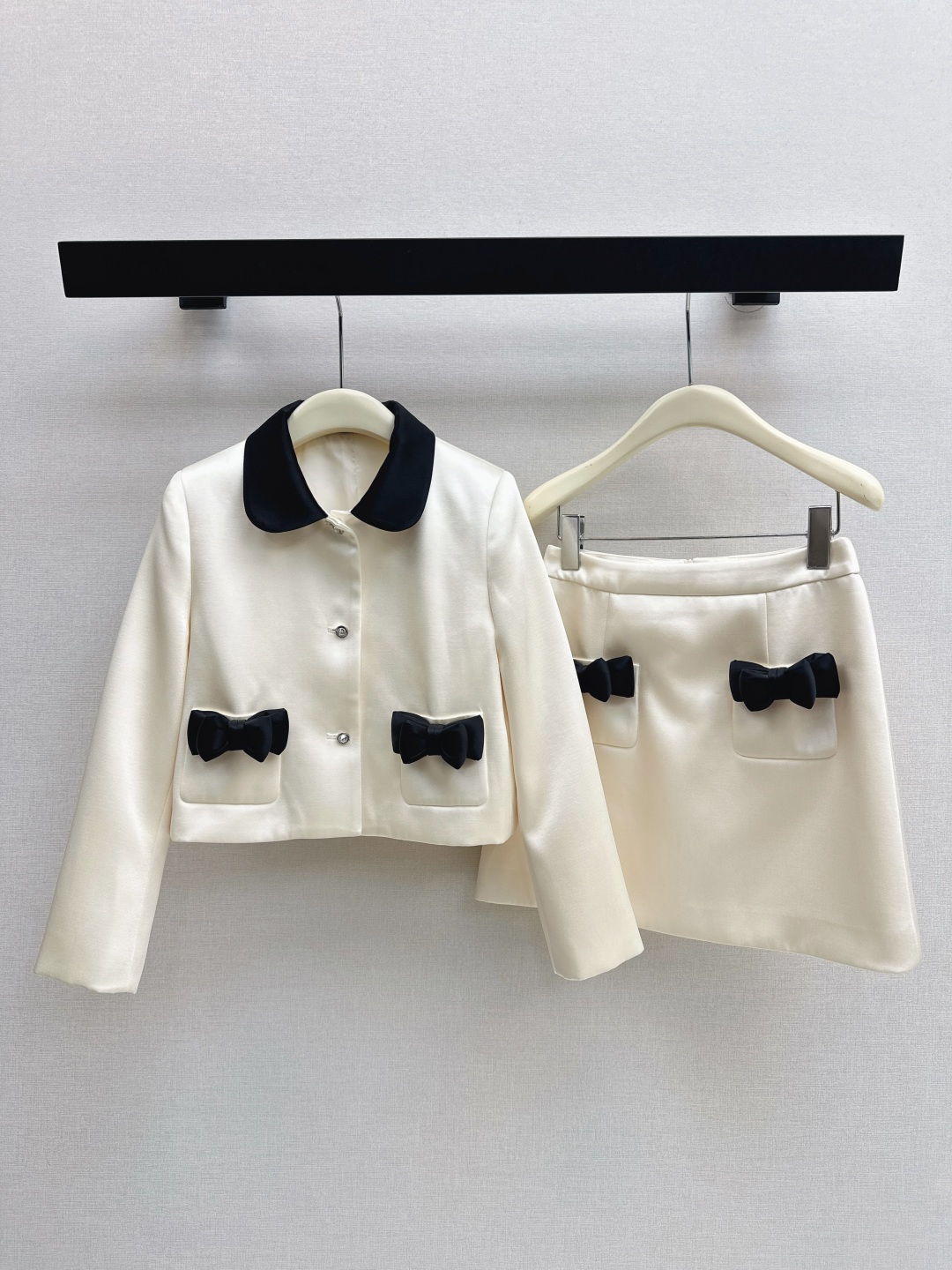 NO:797084,Fashionable design of jacket and skirt 26Ss————The latest ladylike suit in early spring, black and white contrasting color three-dimensional bow short jacket + A-line skirt set. It balances sweet elements and elegance just right. The black doll collar has its own age-reducing effect. Pair it with a high-waisted A-line skirt of the same color to create a soft and delicate look. The custom-made fabric texture is smooth and stylish. The surface has a sense of gloss. The three-dimensional and full bow decoration is age-reducing and elegant. It can be worn as a set or separately. It can be used for daily commuting.  One color ready for sale sml,,skirts,jackets & coats,19860909外套半裙时髦设计 26Ss————早春最新款名媛气质套装黑白撞色立体蝴蝶结短款外套+A字摆半身裙套 把甜美元素和优雅气质平衡得恰到好处 黑色娃娃领自带减龄效果 搭配同色系高腰A字短裙一套穿搭温柔又精致 定制面料质感顺滑有型 表面自带光泽感 立体饱满的蝴蝶结装饰 减龄又优雅 一套穿或分开搭配都OK 通勤日常皆可 一色现货发售sml,,skirts,jackets & coats,,Women's clothing