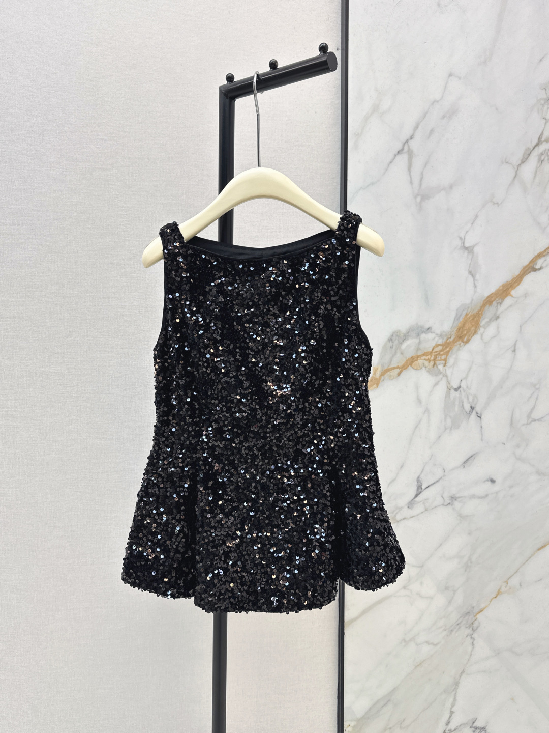 NO:797081,Fashionable design 26Ss————The latest black sequined waist sleeveless top for spring and summer. The entire top is covered with high-density sequins. It will reflect a fine luster under the light. The upper body becomes the focus instantly with its own gorgeous feeling of blingbling. The umbrella-shaped silhouette of the hem is playful and smart. The basic round neck sleeveless design exposes the shoulder and neck lines. Refreshing and sexy. It has a sense of sparkle like a small dress. It is an eye-catching item for various occasions such as dates and dinners. Ready for sale in one color sml,,19860909时髦设计 26Ss————春夏最新款黑色亮片收腰无袖上衣 整件上衣被高密度亮片覆盖 在光线下会折射出细碎的光泽 自带blingbling的华丽感 上身瞬间成为焦点 下摆伞状廓形俏皮灵动 基础圆领无袖设计露出肩颈线条 清爽又性感 自带小礼服般的闪耀感 是约会晚宴等多种场合的吸睛单品 一色现货发售sml,,,Women's clothing