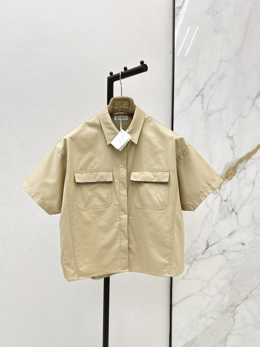 NO:797078,BC 26Ss————The latest long-term short shirt for spring and summer. The copper chain decorated front pocket design is simple and low-key in Italian style. The minimalist style loose version design is casual and advanced. The short version is not flattering and looks slimming on the upper body. The texture of imported pure cotton fabric is awesome. The three-dimensional tailoring process is perfect. A cool and handsome casual commuting wardrobe essential item. One color ready for sale sml,, shirts,19860909BC 26Ss————春夏最新款长期主义短款衬衫 铜链装饰前袋设计意式简约低调 极简主义风宽松版型设计随性高级 短款版型不挑人上身巨显瘦 进口纯棉面料质感超赞 立体剪裁工艺完美 飒爽帅气休闲通勤衣橱必备单品 一色现货发售sml,,shirts,,Women's clothing