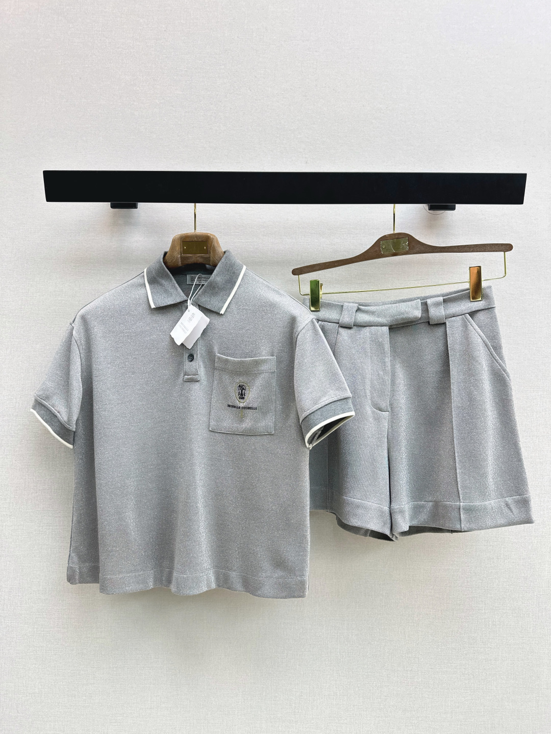 NO:797075,Exclusive model ~ Bc 26Ss————Early spring’s latest high-luxury minimalist style casual suit polo lapel top + high-waisted shorts. Customized composite Bling fabric with soft and waxy texture. The upper body can easily interpret the lazy and casual daily items. The classic version is versatile and not picky. Comes in one set. Two colors are available for sale sml,,shorts,19860909独家款～ Bc 26Ss————早春最新款高奢极简风穿搭休闲套装polo翻领上衣+高腰短裤 定制复合Blling面料 软糯质感 上身轻松演绎慵懒随性的日常单品 经典版型百搭不挑人 一套出 两色现货发售sml,,shorts,,Women's clothing