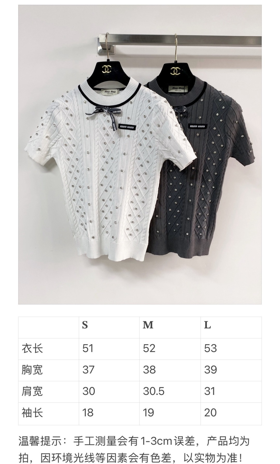 🛒—新款发售— 𝐌𝐢𝐮𝐦𝐢𝐮 新款二色短袖 logo点缀修饰 上身显瘦百搭 𝟐色𝟑碼 𝟑𝟔/𝟑𝟖/𝟒𝟎