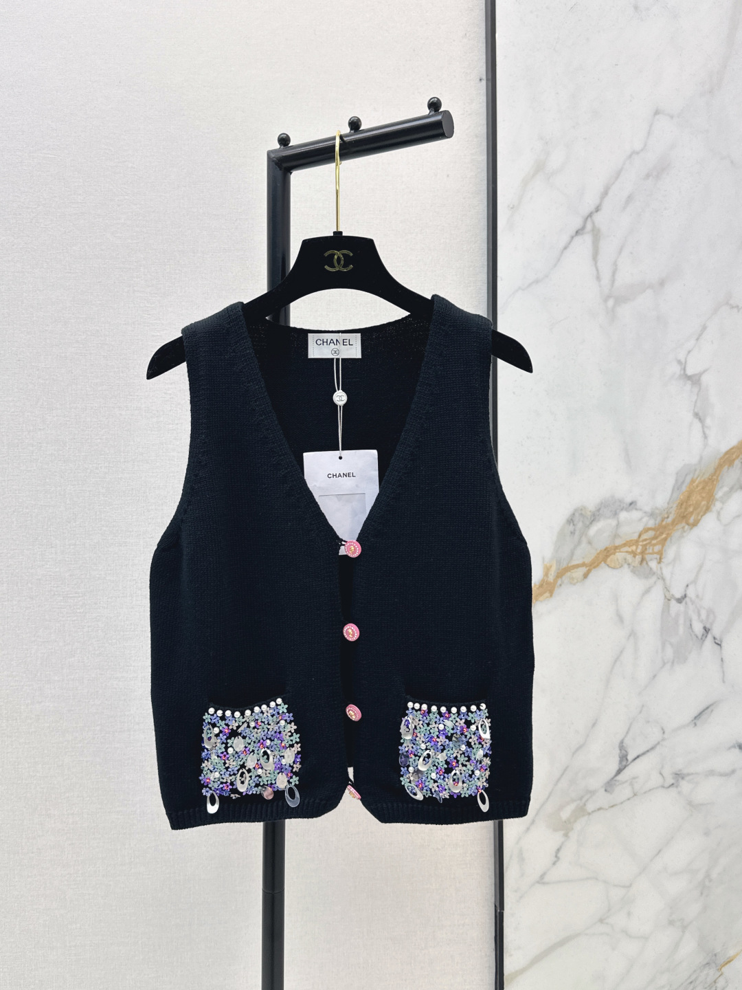 NO:797711,Fashionable layering items C Home 26Ss————The latest spring and summer handmade sequined pocket decoration Vintage vests. Various layering shirts, T-shirts and sweaters are all OK. The atmosphere is fashionable and easy to wear. Get one color ready for sale sml,,chanel,sweaters,shirts,tees,t-shirt,19860909时髦叠穿单品 C家 26Ss————春夏最新款手工亮片口袋装饰Vintage马甲各种叠穿衬衫T恤毛衣都OK 氛围穿搭时髦感轻松Get 一色现货发售sml,,chanel,sweaters,shirts,tees，t-shirt,,Women's clothing