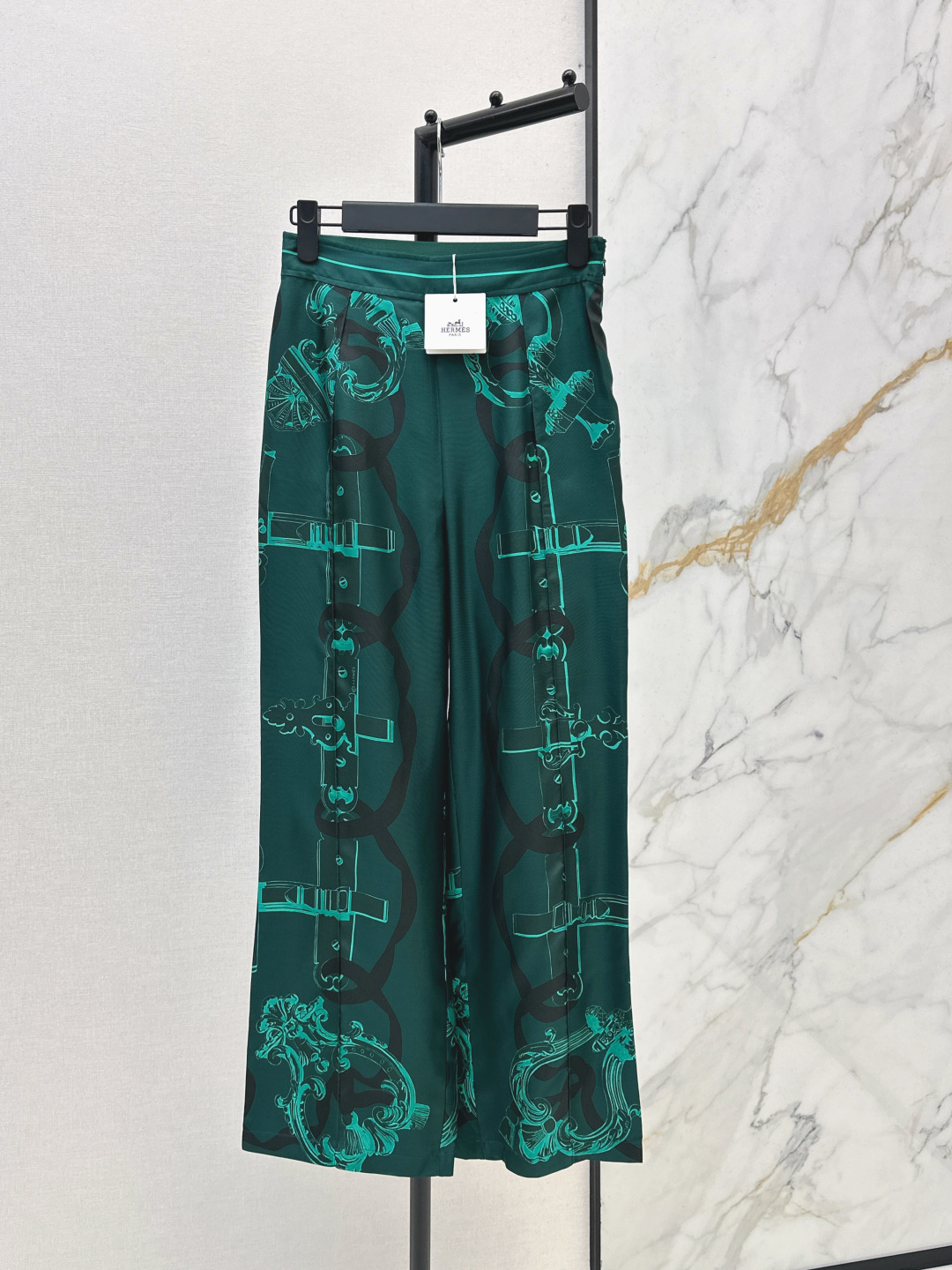 NO:797708,Her 26Ss————The latest chain link pattern positioning printed silk wide-leg straight pants for spring and summer, 100% silk twill, the texture is awesome. The temperament toothpick line pleated straight pants are casual and generous. The perfect color matching and full positioning printing are super high-end. The elastic design of the back waist is not flattering and the upper body is super slim. One color ready for sale smlxl,,real silk,19860909Her 26Ss————春夏最新款链环图案定位印花真丝阔腿直筒裤百分百啊真丝斜纹绸质感超赞 气质牙签线压褶直筒裤型随性大方 绝美配色全定位印花超高级 后腰松紧设计版型不挑人上身超显瘦 一色现货发售smlxl,,real silk,,Women's clothing