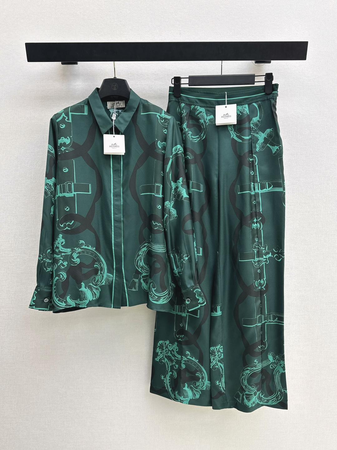 NO:797705,Her 26Ss————The latest spring and summer chain link pattern positioning printed silk shirt, 100% silk twill, has a great texture. It has a small lapel and a loose fit, casual and generous. Beautiful color matching and full positioning printing. Super high-end. The version is not picky and the upper body is super slim. One color is available for sale smlxl,, shirts, real silk,19860909Her 26Ss————春夏最新款链环图案定位印花真丝衬衫百分百真丝斜纹绸质感超赞 气质小翻领宽松版型随性大方 绝美配色全定位印花超高级 版型不挑人上身超显瘦 一色现货发售smlxl,,shirts,real silk,,Women's clothing