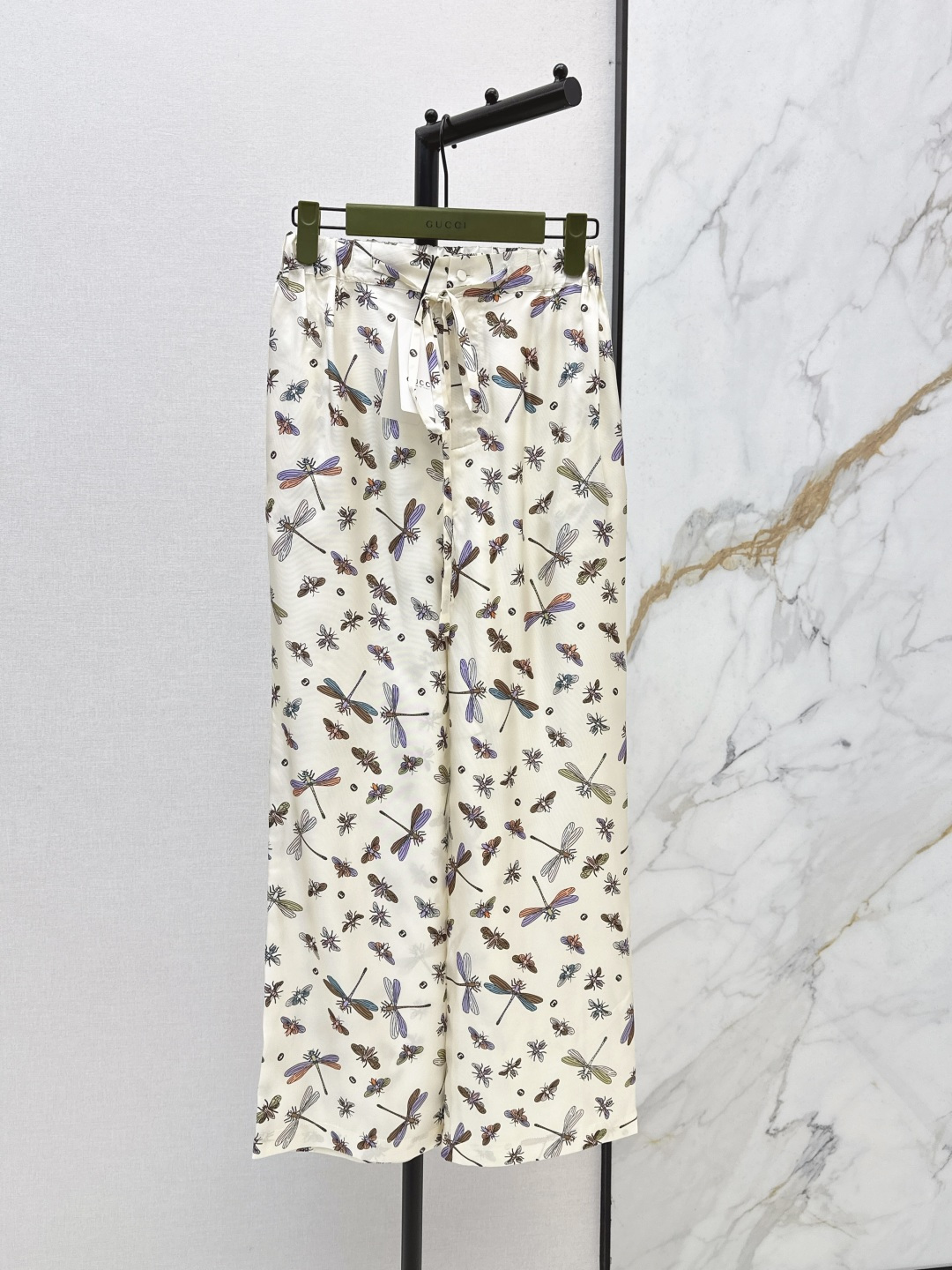 NO:797696,Gu 26Ss————The latest spring and summer Qingying printed silk trousers made of 100% silk twill fabric. Straight-leg trousers with slim upper body. Elegant, fashionable and high-end tone. A must-have for white and rich women. The elastic waist design is versatile and not picky. One color ready for sale smlxl,,real silk,19860909Gu 26Ss————春夏最新款青蜓印花真丝裤百分百真丝斜纹绸面料 直筒裤型上身巨显瘦 优雅时髦又高级的调调 白富美必入神器 松紧腰设计百搭不挑人 一色现货发售smlxl,,real silk,,Women's clothing