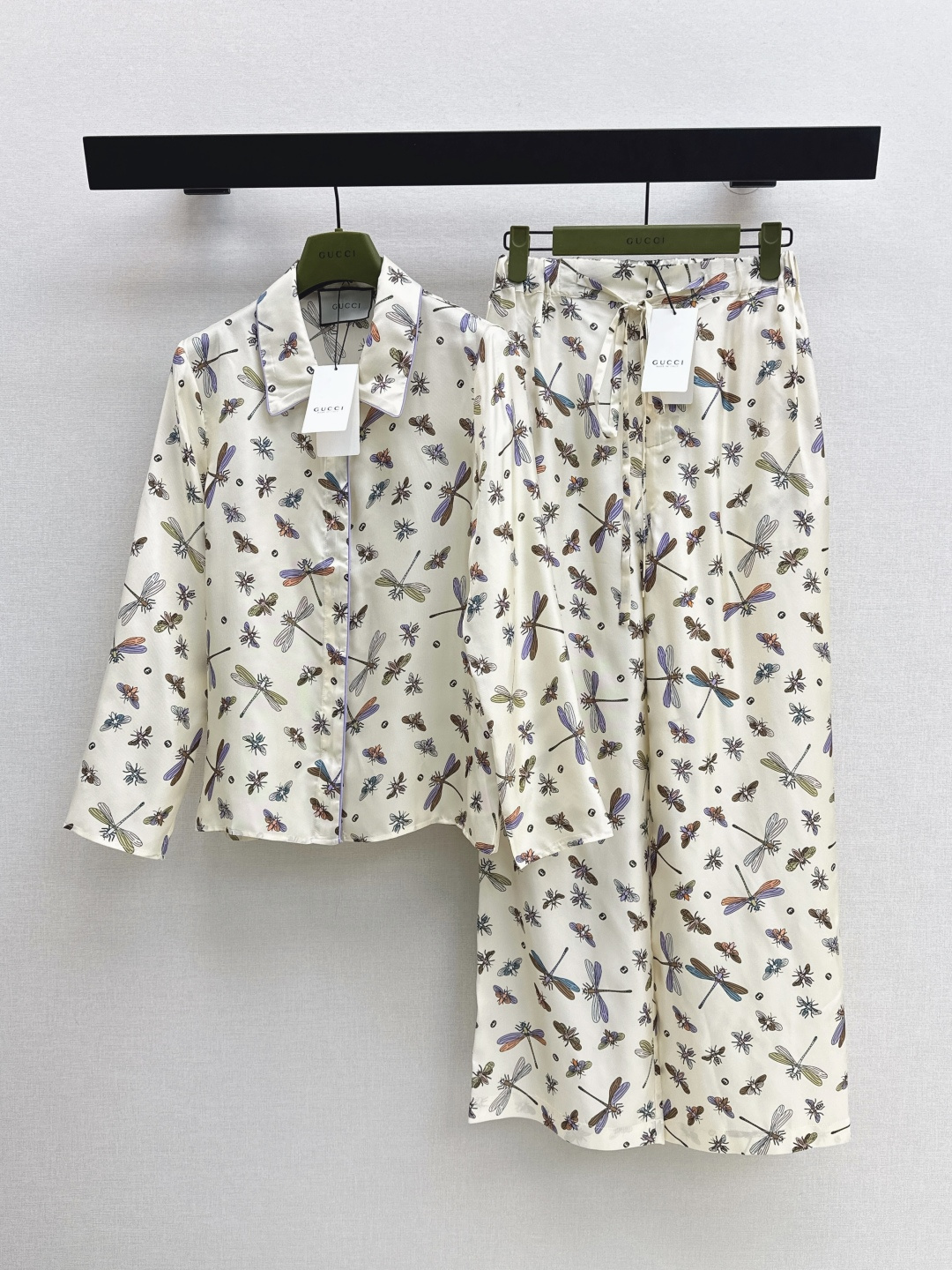NO:797693,Gu 26Ss————The latest spring and summer Qingying printed silk shirt made of 100% silk twill fabric. Temperament small lapels, H-shaped upper body, slimming. Elegant, fashionable and high-end tone. A must-have artifact for white and rich women. Versatile and not picky. One color ready for sale smlxl,, shirts, real silk,19860909Gu 26Ss————春夏最新款青蜓印花真丝衬衫百分百真丝斜纹绸面料 气质小翻领H版型上身巨显瘦 优雅时髦又高级的调调 白富美必备神器 百搭不挑人 一色现货发售smlxl,,shirts,real silk,,Women's clothing