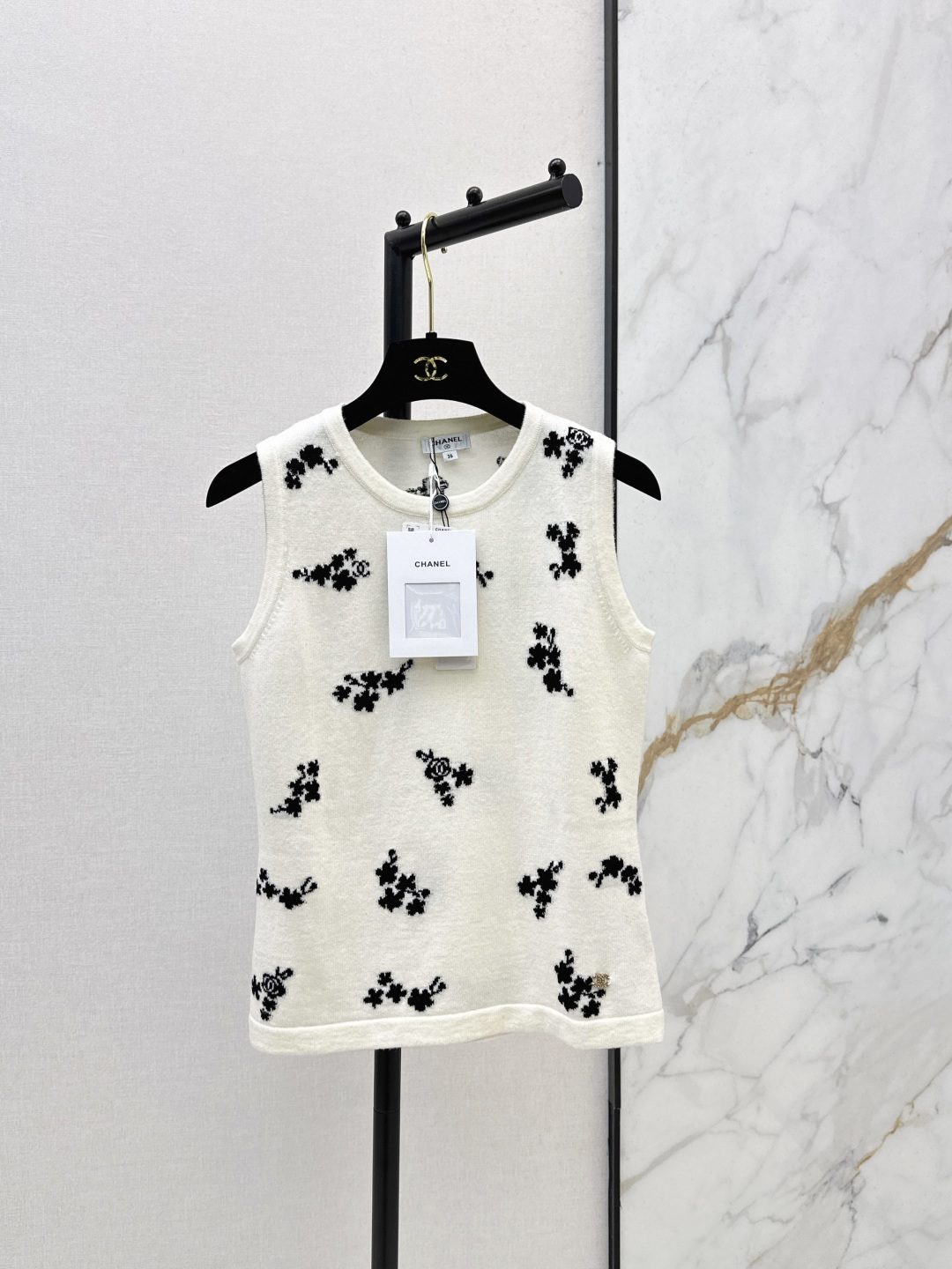 NO:797716,C Home 26Ss————The latest series of embroidered knitted vests for spring and summer. Soft knitted fabric + exquisite floral embroidery. Perfect details. Sleeveless design. It is OK to wear alone or layered in spring and summer. Easily create elegant casual style. Classic black and white color. Versatile and not picky. Can be easily used for daily commuting and gatherings. It is a must-have and practical item in the wardrobe. Two colors are available for sale sml,,chanel,19860909C家 26Ss————春夏最新款系列刺绣针织背心柔软针织面料+精致花卉刺绣 细节满分 无袖设计 春夏单穿或内搭都很OK 轻松打造优雅休闲风 经典黑白配色 百搭不挑人 日常通勤聚会都能轻松驾驭 是衣橱必备实用单品 两色现货发售sml,,chanel,,Women's clothing