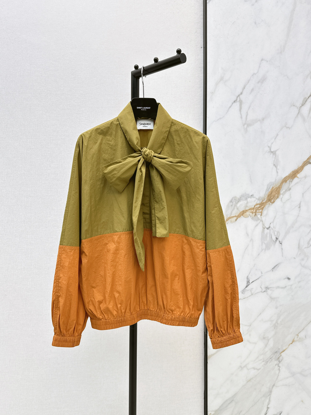 NO:797713,290SL 26Ss————The latest spring and summer color-blocked storm ribbon sweatshirt with bold contrasting color design is super eye-catching and stress-free for daily wear. The neckline is designed with lace-up, the cuffs and hem are elasticated and cinched. It is casual and neat, simple and textured. The light nylon fabric is super stylish. One color ready for sale sml,, loro piana,19860909290SL 26Ss————春夏最新款拼色冲锋飘带卫衫大胆撞色设计超吸睛日常穿搭无压力 领口系带设计袖口和下摆松紧收口版型处理 休闲利落 简约又有质感 轻薄尼龙面料超有型 一色现货发售sml,,loro piana,,Women's clothing
