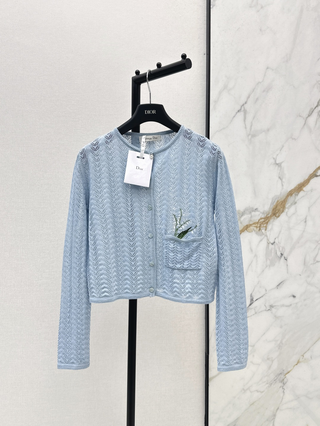 NO:797710,CD 26Ss————The latest spring and summer garden world series orchid flower embroidered knitted cardigan with positioning three-dimensional embroidery and exquisite bouquet pocket details. The gentle and elegant ice blue girly feeling is overwhelming. The open hook knitting design is gentle and elegant. The classic version is not picky and can be easily controlled for commuting and leisure. White and beautiful must-have high-end items. One color ready for sale sml,,19860909CD 26Ss————春夏最新款花园世界系列兰玲花刺绣针织开衫定位立体刺绣精致花束口袋细节满分 温柔优雅的冰蓝色少女感爆棚 缕空勾织设计温柔优雅 经典版型不挑人通勤休闲都能轻松驾驭 白富美必入高级单品 一色现货发售sml,,,Women's clothing