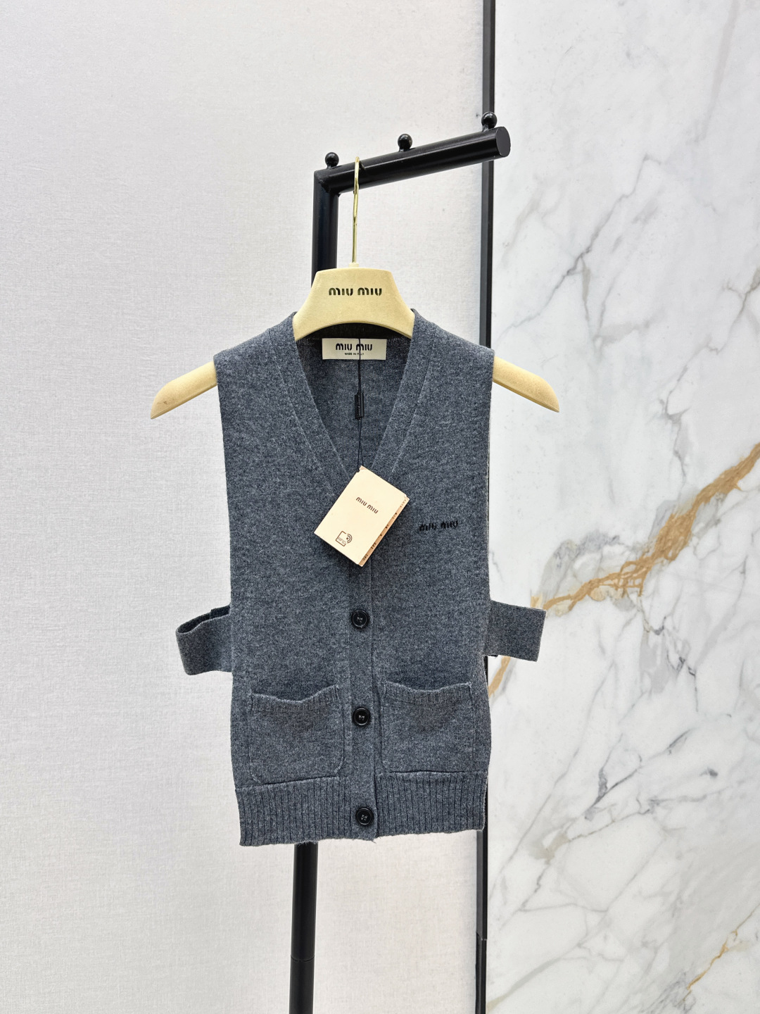 NO:797707,Miu 26Ss is the same model for many celebrities - the latest must-have cashmere vest for spring and summer. Miu series is top fashion. A must-have outfit for fashionistas. An outfit that has a high rate of return. It's so stunning for vacation photos. Two colors are on sale now. sml,,miumiu,19860909超多明星同款 Miu 26Ss————春夏最新款凹造型必备羊绒马甲缪系顶级时髦 时髦精不可错过的穿搭 回头率超高的穿搭 度假拍照太出片了啊 两色现货发售sml,,miumiu,,Women's clothing