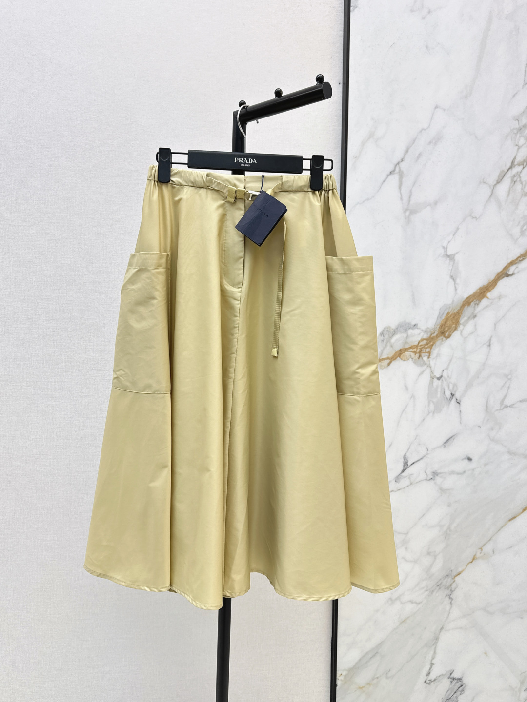NO:797704,PD 26Ss————The latest khaki elastic waist nylon long skirt for spring and summer, super large umbrella skirt, cut to bring wind when walking, imported recycled nylon fabric, functional wind buckle, new design of large pockets, versatile version, not picky, super slimming on the upper body, one color ready for sale sml,,skirts,19860909PD 26Ss————春夏最新款卡其色松紧腰尼龙长半裙超级大伞裙摆剪裁走路带风,进口再生尼龙面料 机能风插扣 大口袋全新设计 版型百搭不挑人上身巨显瘦 一色现货发售sml,,skirts,,Women's clothing