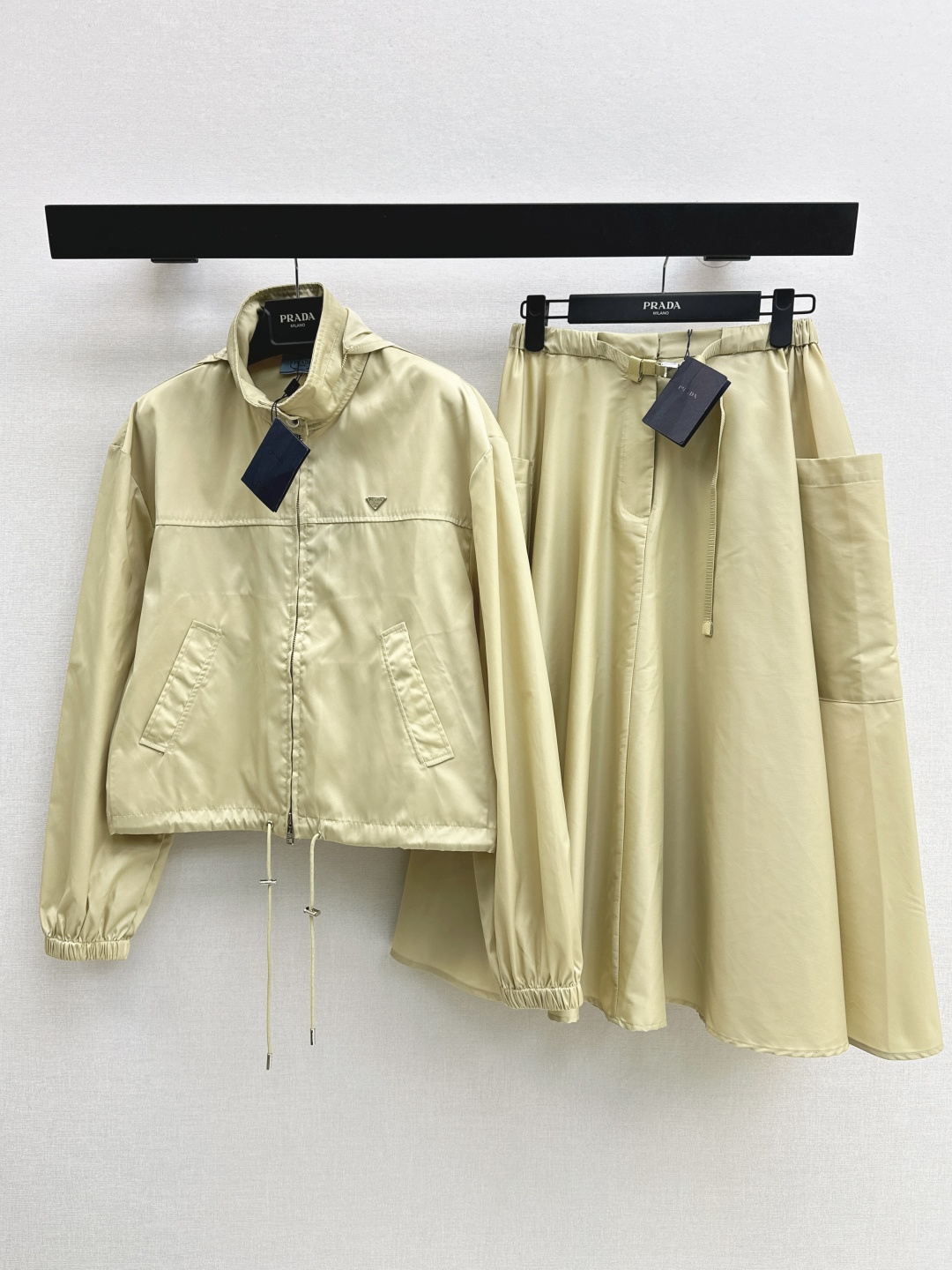 NO:797701,Yang Mi's same style PD 26Ss - the latest spring and summer khaki zipper jacket, sun protection jacket, hidden hooded stand-up collar, short loose fit with drawstring at the hem, adjustable design, sweet or salty, age-reducing, fashionable and handsome, original customized hardware accessories, imported recycled nylon fabric texture, silky, delicate, wide and comfortable, classic and unscrupulous shape, the upper body is slim, a must-have for fair and beautiful people. One color ready for sale sml,,jackets & coats,jackets &  coats,hats,19860909杨幂同款 PD 26Ss————春夏最新款卡其色拉链夹克防晒外套藏帽式立领 短款宽松版型下摆抽绳可调节设计 可甜可盐减龄时髦又帅气 原版定制五金配件 进口再生尼龙面料质感丝滑细腻挺阔舒适 经典不挑人版型上身巨显瘦 白富美必备 一色现货发售sml,,jackets & coats,jackets & coats,hats,,Women's clothing