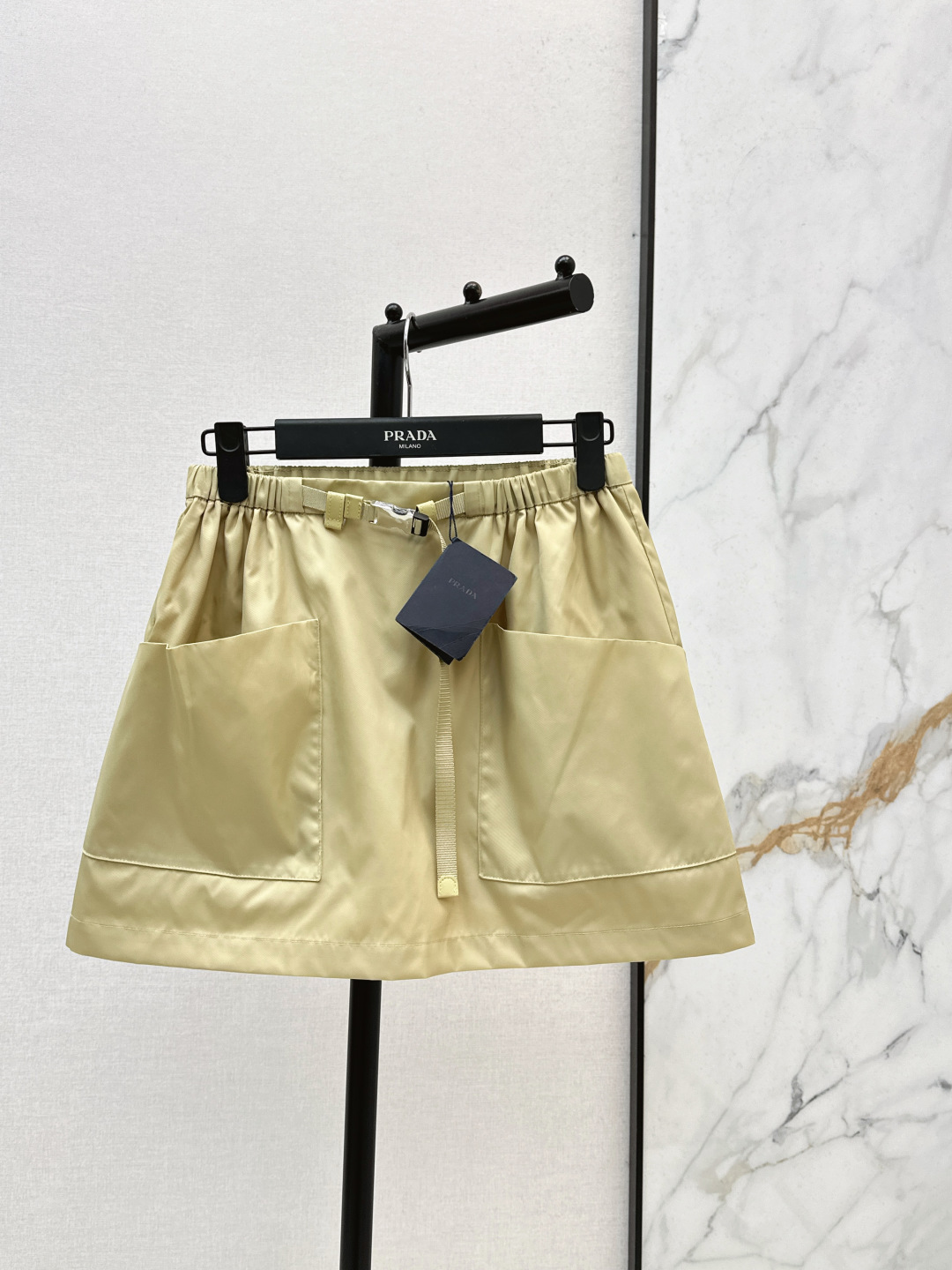 NO:797698,PD 26Ss————The latest spring and summer khaki elastic waist nylon short skirt imported recycled nylon fabric functional wind buckle big pockets new design hip-covering small A version versatile and not picky, the upper body is very slim, one color ready for sale sml,,skirts,19860909PD 26Ss————春夏最新款卡其色松紧腰尼龙短半裙进口再生尼龙面料 机能风插扣 大口袋全新设计 包臀小A版型百搭不挑人上身巨显瘦 一色现货发售sml,,skirts,,Women's clothing