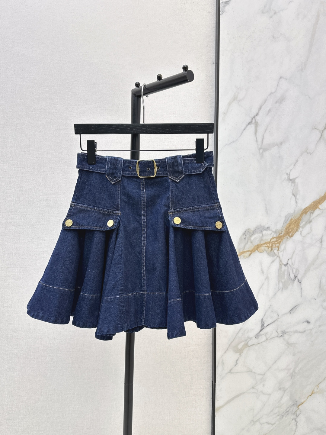NO:797695,Zim 26Ss————The latest workwear-style denim skirt for spring and summer, retro and sweet and cool. The high-waisted A-line three-dimensional tailoring skirt is smart, elegant, sweet and salty. The version is not picky, versatile and fashionable. Highly recommended single product. Imported pure cotton denim reactive wash texture is awesome. Two colors available for sale sml,,skirts,19860909Zim 26Ss————春夏最新款工装风牛仔半裙复古又甜酷 高腰A字版型立体剪裁裙摆灵动优雅可甜可盐 版型不挑人百搭又时髦 强烈推荐单品 进口纯棉牛仔活性洗水质感超赞 两色现货发售sml,,skirts,,Women's clothing