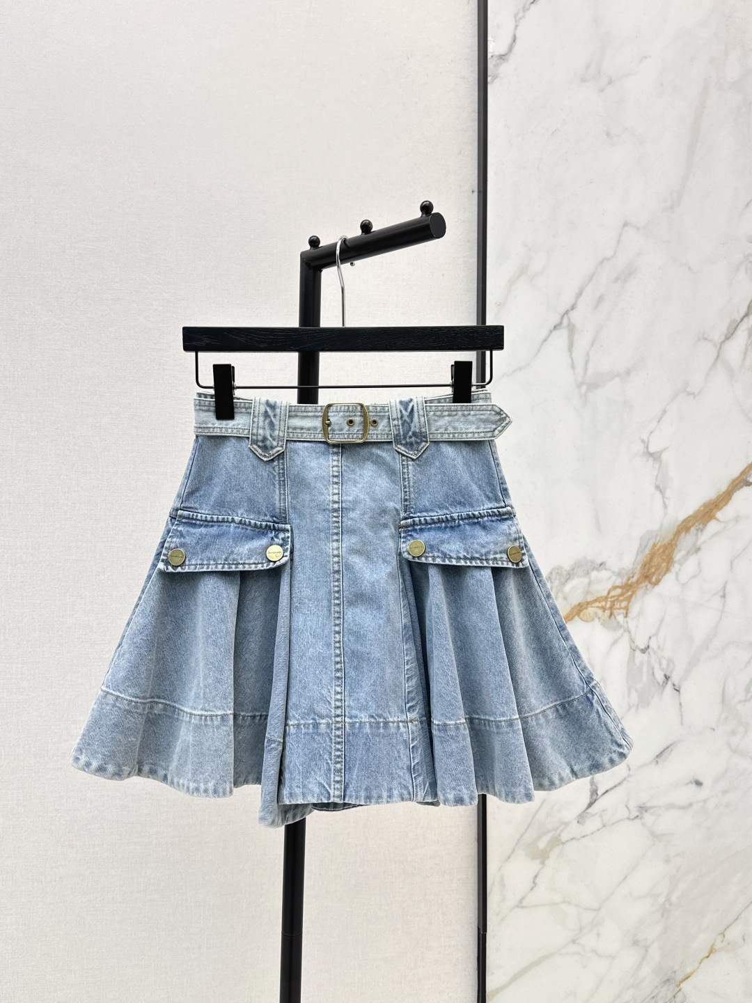 NO:797692,Zim 26Ss————The latest workwear-style denim skirt for spring and summer, retro and sweet and cool. The high-waisted A-line three-dimensional tailoring skirt is smart, elegant, sweet and salty. The version is not picky, versatile and fashionable. Highly recommended single product. Imported pure cotton denim reactive wash texture is awesome. Two colors available for sale sml,,skirts,19860909Zim 26Ss————春夏最新款工装风牛仔半裙复古又甜酷 高腰A字版型立体剪裁裙摆灵动优雅可甜可盐 版型不挑人百搭又时髦 强烈推荐单品 进口纯棉牛仔活性洗水质感超赞 两色现货发售sml,,skirts,,Women's clothing