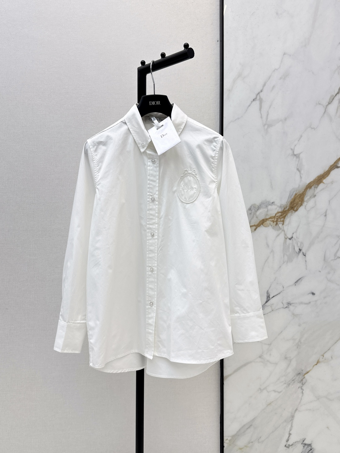 NO:797717,CD 26Ss————The latest spring and summer logo embroidered pure cotton white shirt, low-key luxury three-dimensional tailoring, streamlined line design, noble and elegant, and full of gentle and intellectual temperament. Imported special materials will be amazing when you receive it. The texture of the customized fabric is awesome. One color ready for sale smlxl,, shirts,19860909CD 26Ss————春夏最新款logo刺绣纯棉白色衬衫低调奢华立体剪裁 精简线条感设计 高贵典雅又尽显温柔知性的气质 进口特殊材质 收到手会很惊艳 定制面料质感超赞 一色现货发售smlxl,,shirts,,Women's clothing