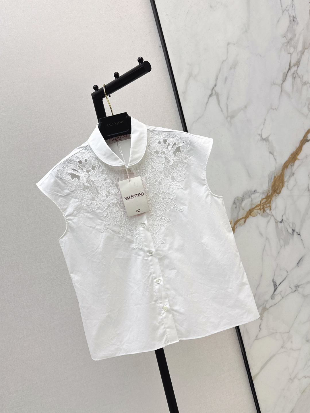 NO:797703,VLTN 26Ss————The latest hollow floral pattern sleeveless white shirt for spring and summer. The stand-up collar and small flying sleeves can not only modify the shoulder line but also bring a gentle temperament. The slightly loose straight cut is not flattering and is friendly to all body shapes. It adopts exquisite hollow technology. It has the transparency of lace while retaining the crispness of the shirt fabric. The overall style is elegant and refined, full of high-end feeling. One color ready for sale sml,, shirts,19860909VLTN 26Ss————春夏最新款镂空花卉图案无袖白衬衫 立领小飞袖既能修饰肩线又自带温婉气质 微宽松直筒剪裁不挑身材 对各种身形都很友好 采用精致的镂空工艺 既有蕾丝的通透感又保留了衬衫面料的挺括度 整体风优雅精致 高级感满满 一色现货发售sml,,shirts,,Women's clothing