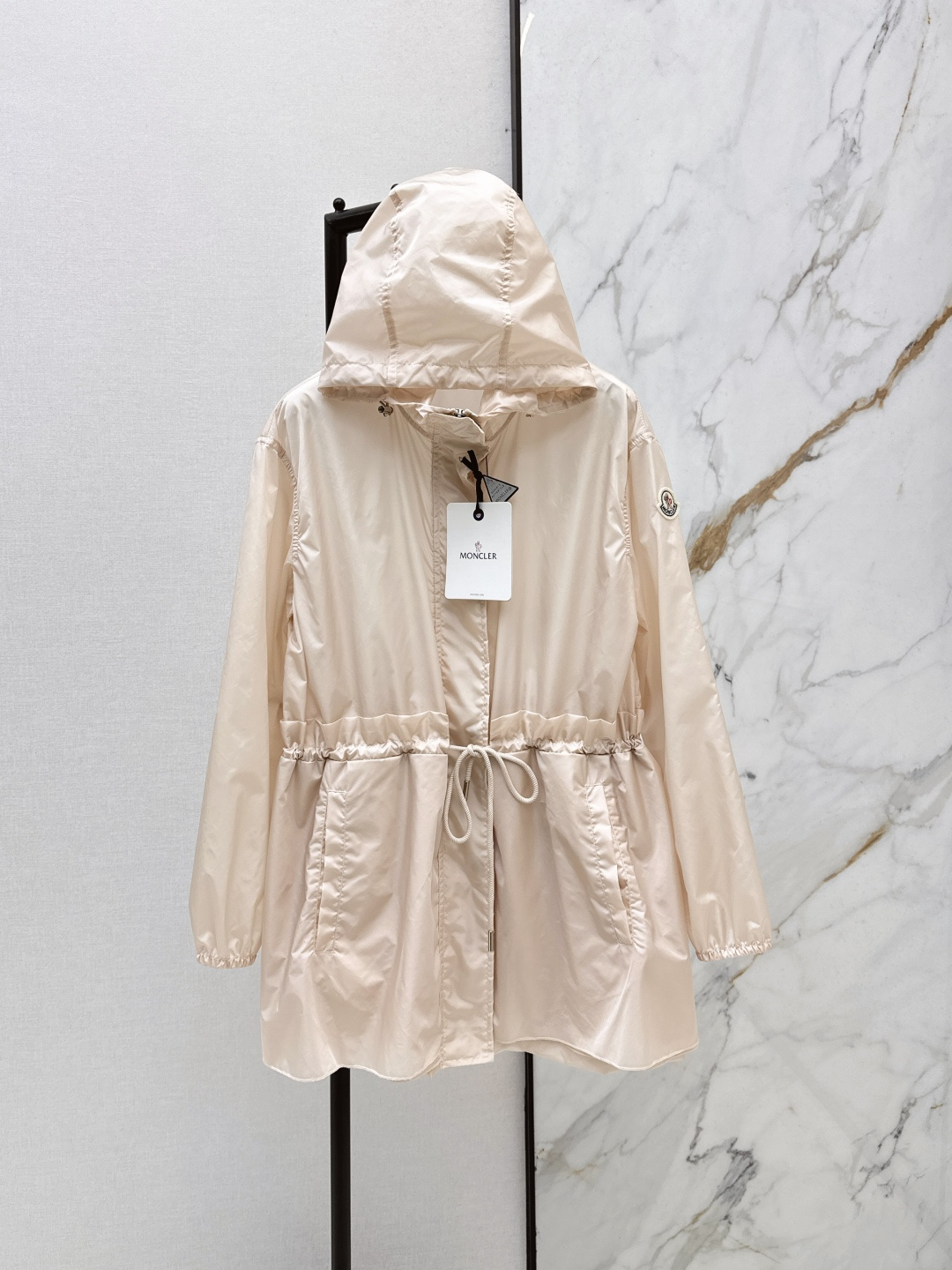 NO:797700,MC 26Ss————The latest spring and summer hooded mid-length windbreaker jacket is light and practical. It is a basic item in the daily wardrobe. It is made of transparent windbreaker fabric and has a handsome and fashionable style. Two colors are available for sale 0/1/2,,jackets & coats,hats,19860909MC 26Ss————春夏最新款连帽中长款风衣外套轻盈而实用 是日常衣橱的基础款单品 采用通透的风衣面料 帅气时髦范儿 两色现货发售0/1/2,,jackets & coats,hats,,Women's clothing