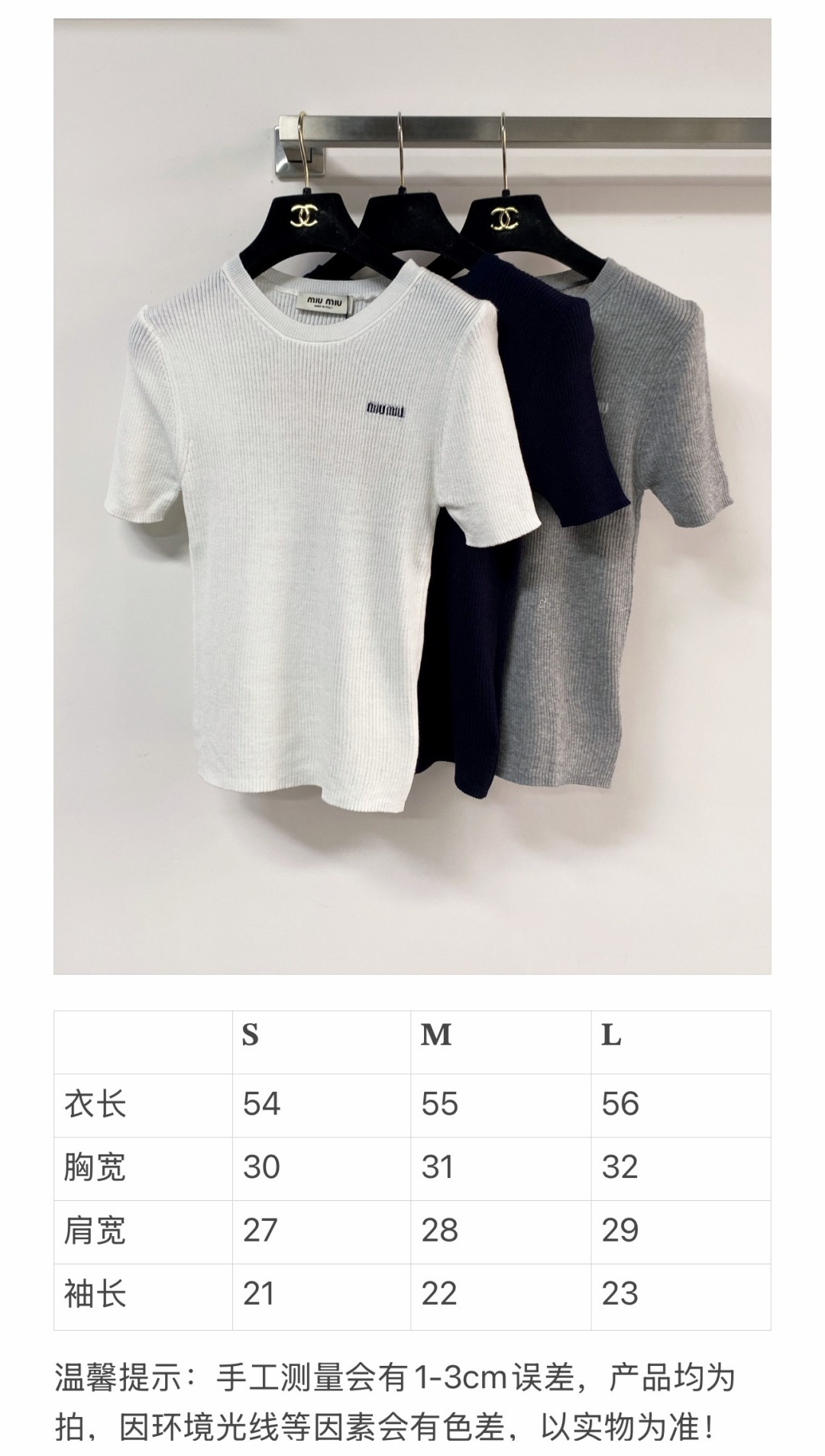 🛒—新款发售— 𝐌𝐢𝐮𝐦𝐢𝐮 新款三色短袖 logo点缀修饰 减龄上身显瘦百搭 𝟑色𝟑碼 𝟑𝟔/𝟑𝟖/𝟒