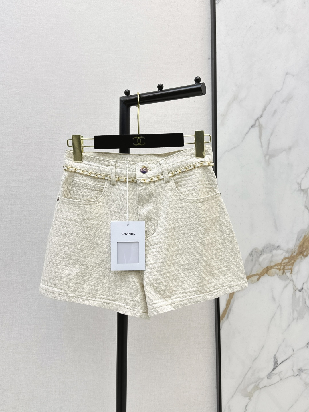 NO:798075,C home 26Ss - the latest pure hand-stitched woven metal waist chain shorts for spring and summer, consistent quality craftsmanship, no handwork, no small fragrance, imported machine woven three-dimensional rhombus texture ~ precision embroidered double C on the back pocket, the first choice for Xiangxiang Princess's summer wear, one color ready for sale sml,,chanel,shorts,19860909C家 26Ss————春夏最新款纯手缝编织金属腰链短裤一贯精品工艺 无手工不小香 进口机编织立体菱格肌理～ 精密做后口袋刺绣双C具有标识性 香香公主夏日穿搭首选 一色现货发售sml,,chanel,shorts,,Women's clothing