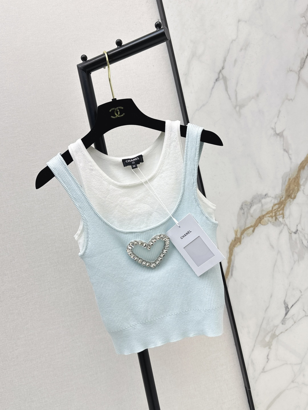 NO:798073,Exclusive model ~ C Family 26Ss————The latest fake two-piece sweater for spring and summer is extremely fashionable. It is very easy to match. You can become a fashionista whether you wear it alone or as an inner layer. One color ready for sale sml,,chanel,19860909独家款～ C家 26Ss————春夏最新款假两件针织衫时尚感爆棚 超好搭配 无论单穿还是当内搭都能成为时尚达人 一色现货发售sml,,chanel,,Women's clothing