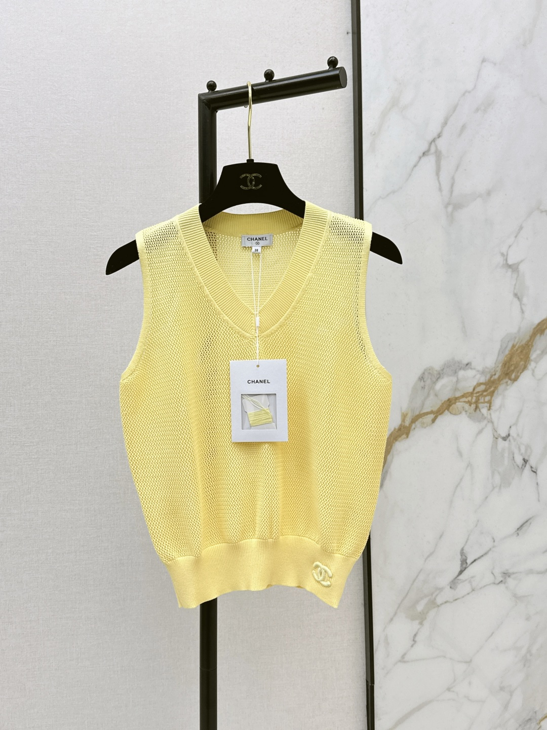 NO:798071,C Home 26Ss————The latest spring and summer V-neck knitted vest with logo decoration on the hem. Simple and classic. Very recognizable. The knitted fabric has good elasticity. It is close-fitting and comfortable. It is OK to wear alone or as an inner layer in spring and summer. Two colors are available for sale sml,,chanel,19860909C家 26Ss————春夏最新款V领针织背心下摆logo装饰 简约又经典 超有辨识度 针织面料弹性好 贴身舒适 春夏单穿或内搭都很OK 两色现货发售sml,,chanel,,Women's clothing