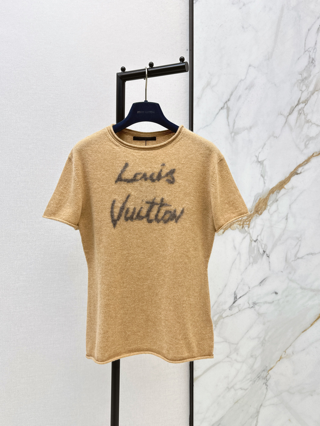 NO:798067,L Family 26Ss————The latest camel letter short-sleeved sweater for spring and summer. The soft material is super comfortable. The round neck design is simple and elegant. The letter woven on the chest is low-key and recognizable. The short sleeves are suitable for layering in autumn and winter. The camel color is versatile. It goes well with jeans or suit pants. It is easy to create an old money style. It can be easily managed in daily commuting and casual occasions. Practical and brand-conscious. One color ready for sale sml,, louis vuitton, jeans, T-shirt, business suit,19860909L家 26Ss————春夏最新款驼色字母短袖针织衫 柔软材质超舒适 圆领设计简约大方 胸前字母提织低调又有辨识度 短袖适合秋冬叠穿 驼色百搭 配牛仔裤或西装裤都很出彩 轻松打造老钱风穿搭风格 日常通勤休闲场合都能轻松驾驭 实用又有品牌感 一色现货发售sml,,louis vuitton,jeans,T-shirt,business suit,,Women's clothing