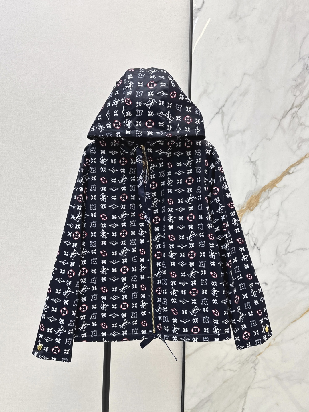 NO:798065,L's 26Ss————The latest spring and summer style reversible printed nylon jacket is reversible. It is an instant hit after shipment. The special material has a sense of texture. Every small detail is paid great attention to. Just the right sense of high-end. Three-dimensional tailoring makes the upper body of the garment more refined and fashionable. The mold is customized for decoration. The real thing is amazing. One color ready for sale sml, louis vuitton, jackets & coats,19860909L家 26Ss————春夏最新款双面可穿印花尼龙外套双面可穿 出货即爆单 特殊材质有肌理感 每个小细节都非常注重 恰到好处的高级感 立体剪裁 让成衣上身更为精致洋气 开模定制装饰 实物太赞啦 一色现货发售sml,,louis vuitton,jackets & coats,,Women's clothing