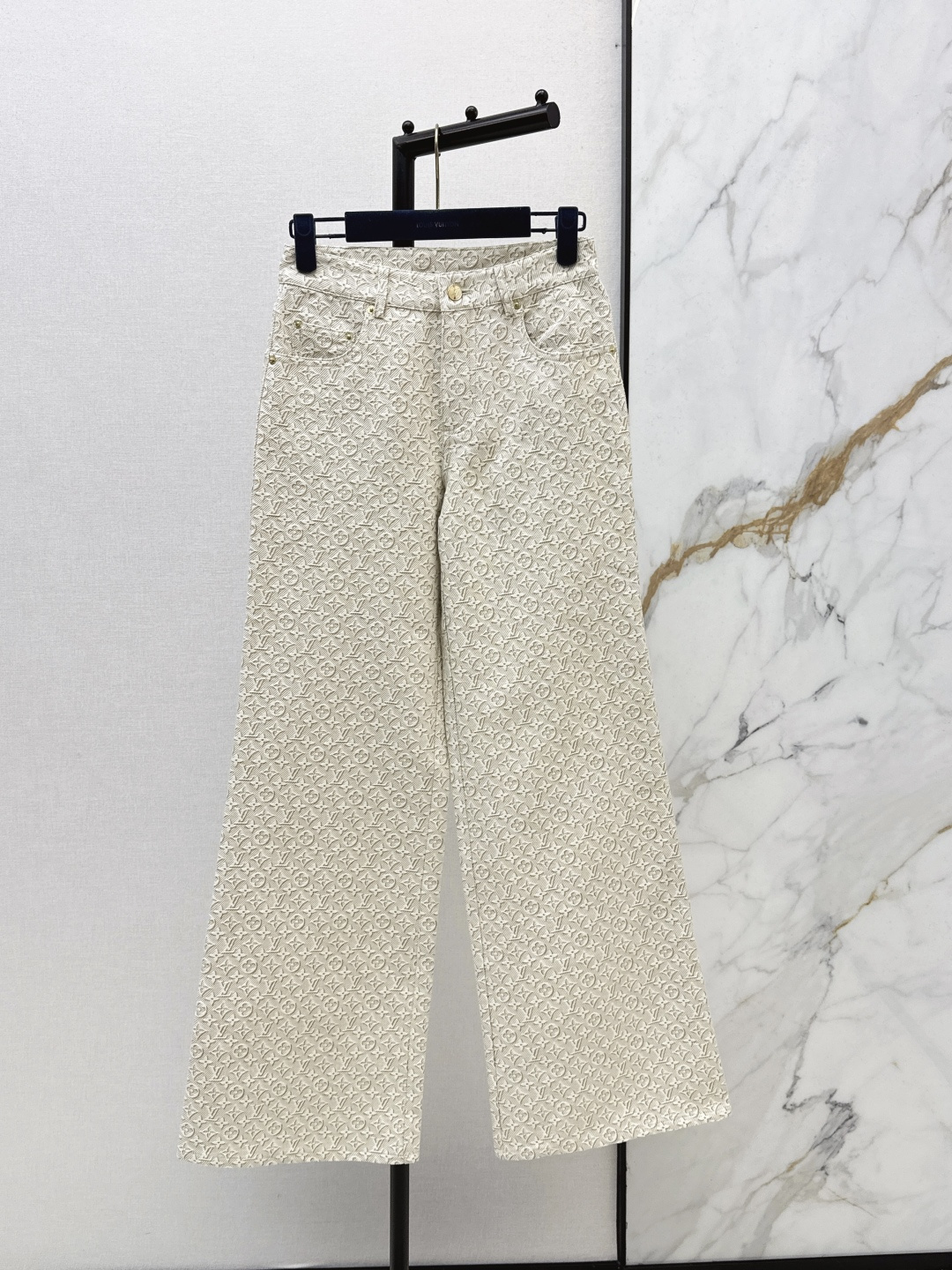 NO:798063,L Family 26Ss——————Latest MONOGRAM jacquard logo denim trousers for spring and summer. Classic, fashionable and high-end. Medium and high-waisted straight-leg trousers, versatile and not flattering, making the upper body look slimmer. Highly recommended for casual temperament. Customized leather tags with hardware accessories. One color ready for sale sml,, louis vuitton,19860909L家 26Ss—————春夏最新款MONOGRAM提花logo牛仔长裤 经典时髦又高级 中高腰直筒裤形百搭不挑人上身巨显瘦 强烈推荐休闲气质单品 定制五金配件皮牌 一色现货发售sml,,louis vuitton,,Women's clothing