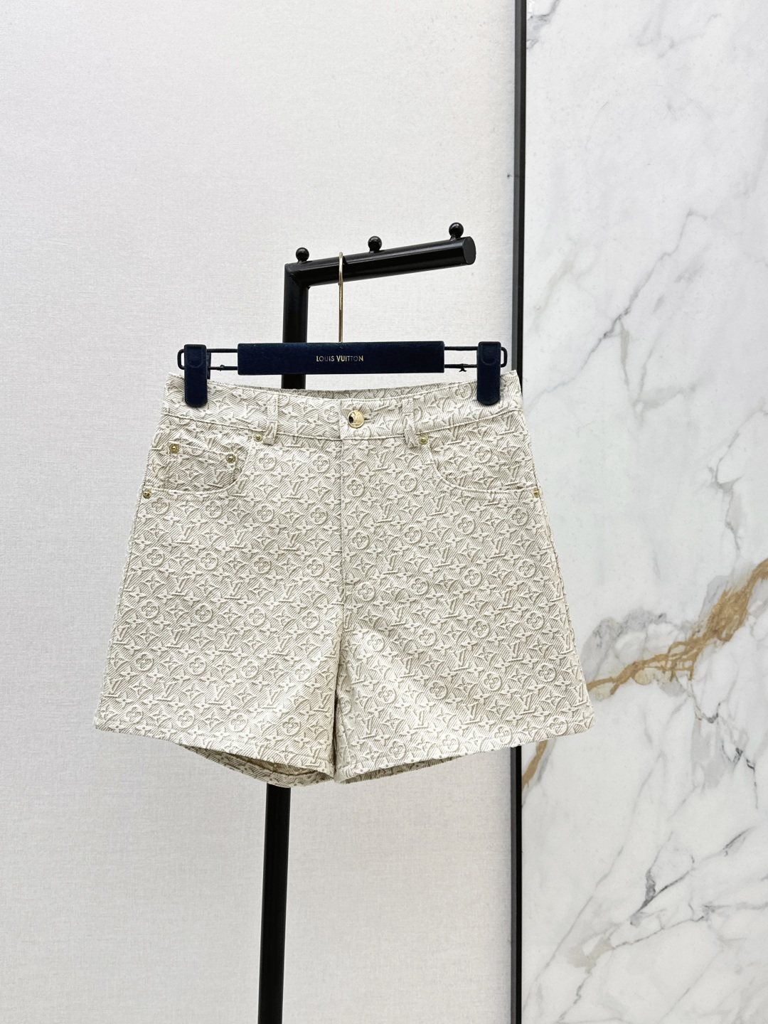 NO:798080,L Family 26Ss————The latest MONOGRAM jacquard logo denim shorts for spring and summer are classic, fashionable and high-end. The mid-high waist straight-leg pants are versatile and not flattering, making the upper body look slimmer. Highly recommended casual temperament items. Customized hardware accessories and leather tags. One color ready for sale sml,, louis vuitton, shorts,19860909L家 26Ss————春夏最新款MONOGRAM提花logo牛仔短裤经典时髦又高级 中高腰直筒裤形百搭不挑人上身巨显瘦 强烈推荐休闲气质单品 定制五金配件皮牌 一色现货发售sml,,louis vuitton,shorts,,Women's clothing