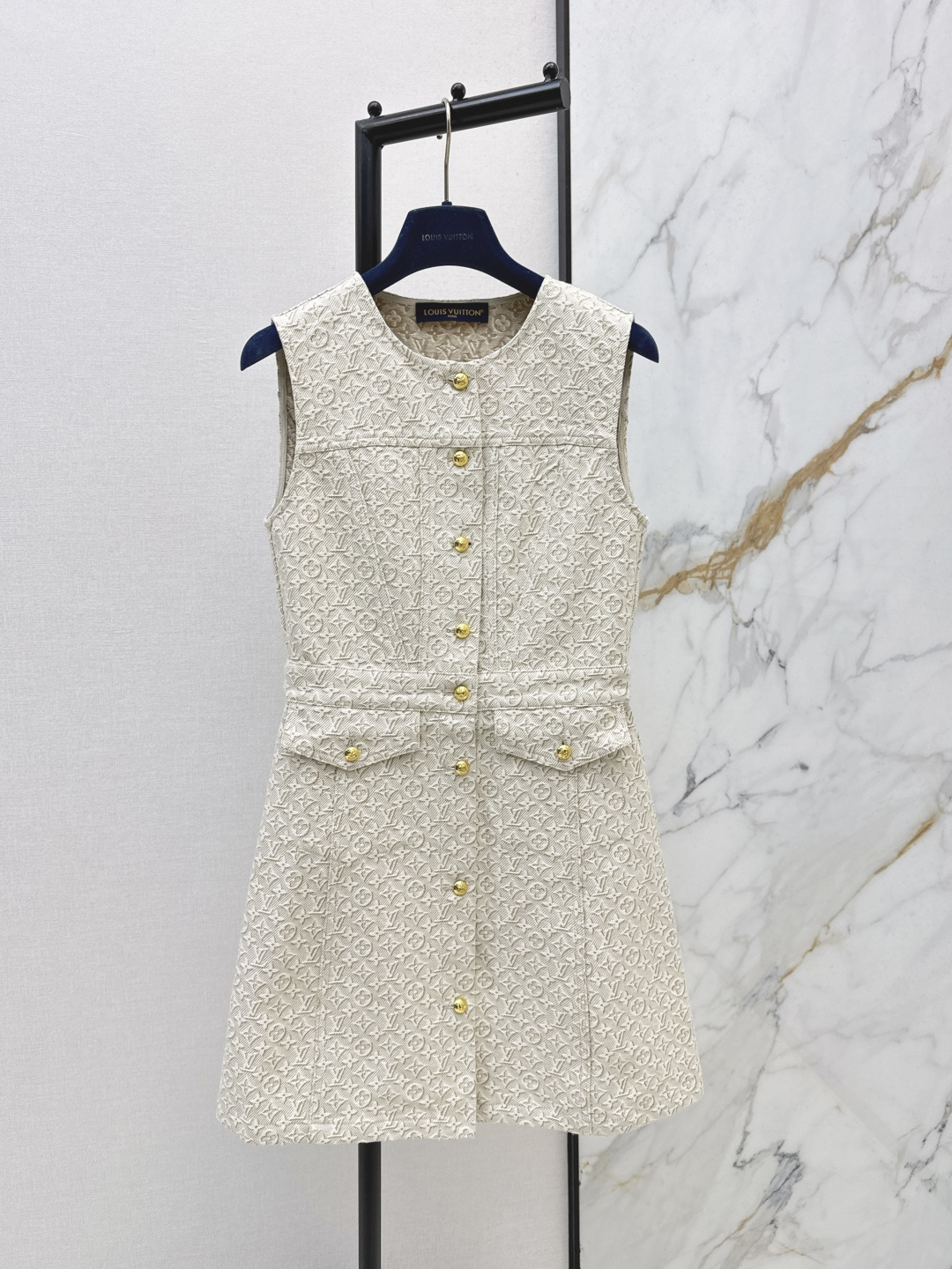 NO:798076,L Family 26Ss——The latest MONOGRAM jacquard logo denim vest dress for spring and summer is fashionable and high-end denim jacquard fabric. The classic waist A-line design is versatile and does not flatter the upper body. It is highly recommended for casual temperament. Customized hardware accessories and leather tags. One color ready for sale sml,, louis vuitton, skirts,19860909L家 26Ss———春夏最新款MONOGRAM提花logo牛仔背心连衣裙时髦又高级丹宁提花面料 经典收腰A字版型设计百搭不挑人上身巨显瘦 强烈推荐休闲气质单品 定制五金配件皮牌 一色现货发售sml,,louis vuitton,skirts,,Women's clothing