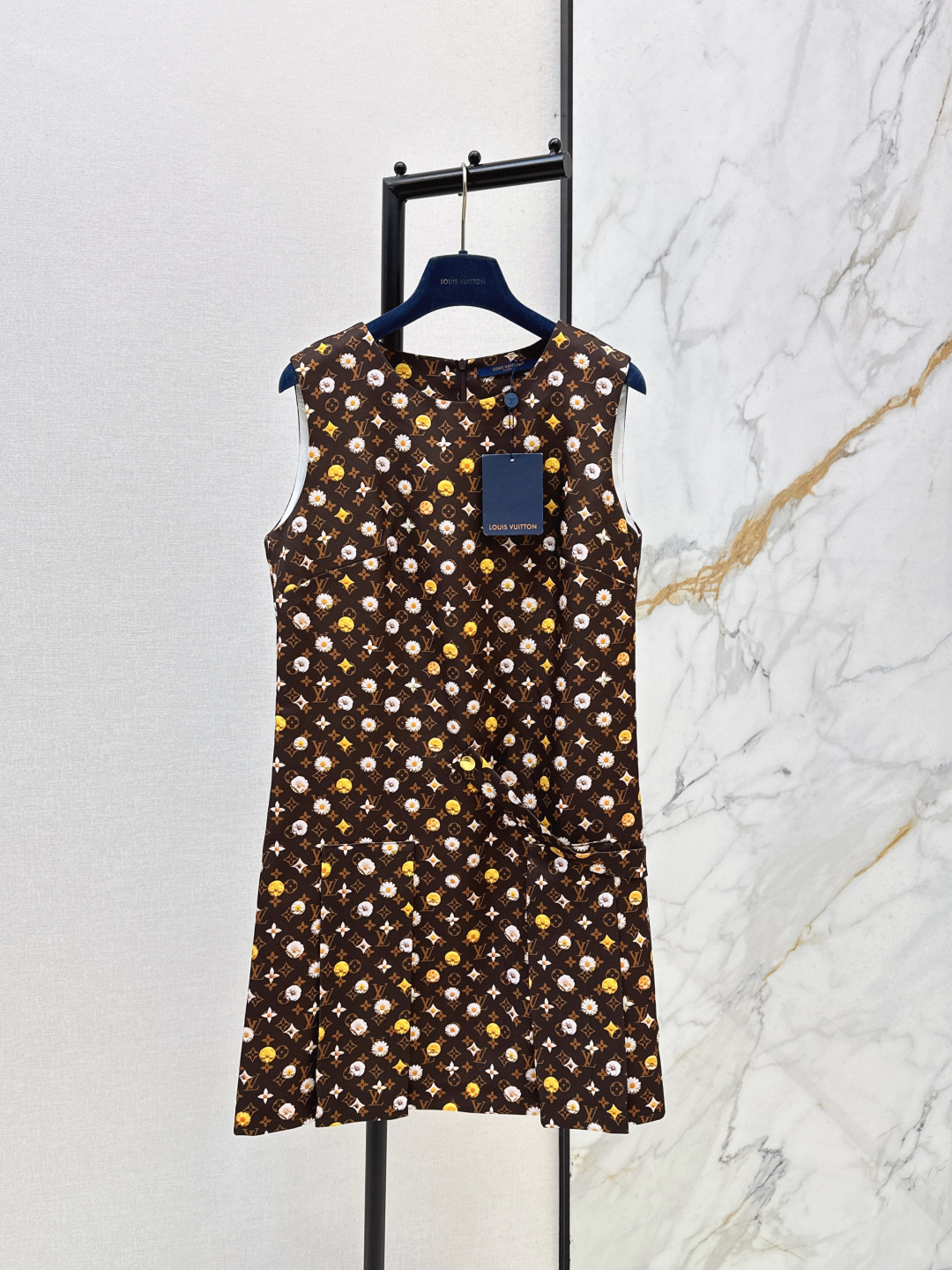 NO:798074,L Family 26Ss————The latest spring and summer logo-printed sleeveless dress is a classic design. The upper body is exquisite and capable. It can be matched easily. The customized imported fabric is crisp and stylish, full of high-end sense and full of texture. One color ready for sale sml,, louis vuitton, skirts,19860909L家 26Ss————春夏最新款logo印花无袖连衣裙经典款设计 上身精致又干练得体 搭配起来随心应手 定制的进口面料挺括有型 满满的高级感 质感十足 一色现货发售sml,,louis vuitton,skirts,,Women's clothing