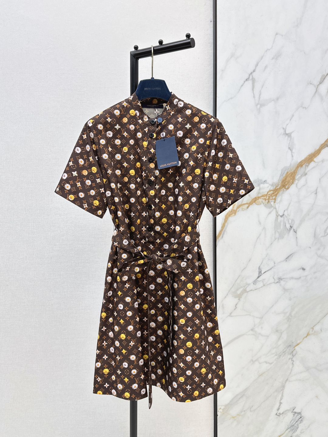 NO:798072,L Family 26Ss————The latest spring and summer logo printed short-sleeved dress, full of texture, elegant design, OK for daily OL, a fashionable dress with unique charm, available in one color, sml, louis vuitton, skirts, T-shirt,19860909L家 26Ss————春夏最新款logo印花短袖连衣裙 质感十足 优雅气质设计 日常OL都OK 一款具有独特魅力的时尚连衣裙 一色现货发售sml,,louis vuitton,skirts,T-shirt,,Women's clothing