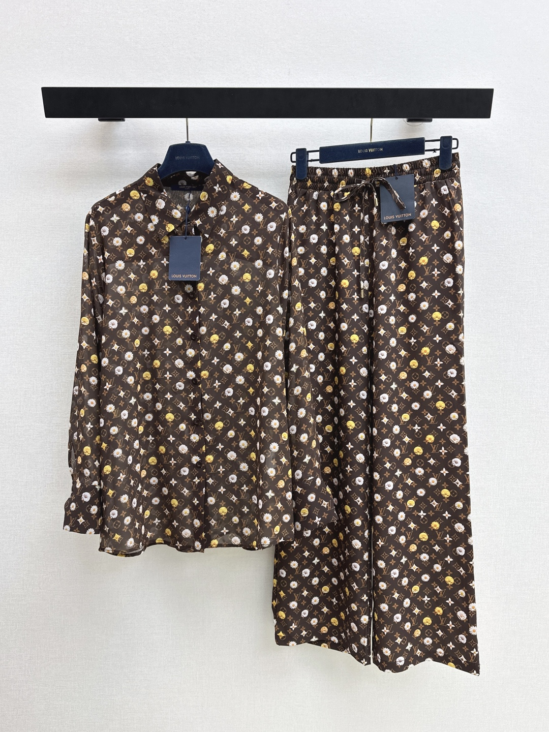 NO:798066,L Family 26Ss————The latest spring and summer logo printed shirt suit. The shirt is slightly see-through. It is fashionable and discreet. It has a cute style. It is full of small details. It is a plus. It is exquisite in workmanship. It is fashionable to reduce age. It has a good HOLD style. It wins the hearts of fairies. It is soft and textured. It is developed in one color. Ready for sale sml shirt, Louis Vuitton,19860909L家 26Ss————春夏最新款logo印花衬衣套装 衬衣微透视 若隐若现时尚小心机 可A可乖的风格 满满小细节太加分 做工精致 减龄时尚 好HOLD住造型 深得仙女心 柔软有质感 一色分开发 现货发售sml 衬衣,,louis vuitton,,Women's clothing