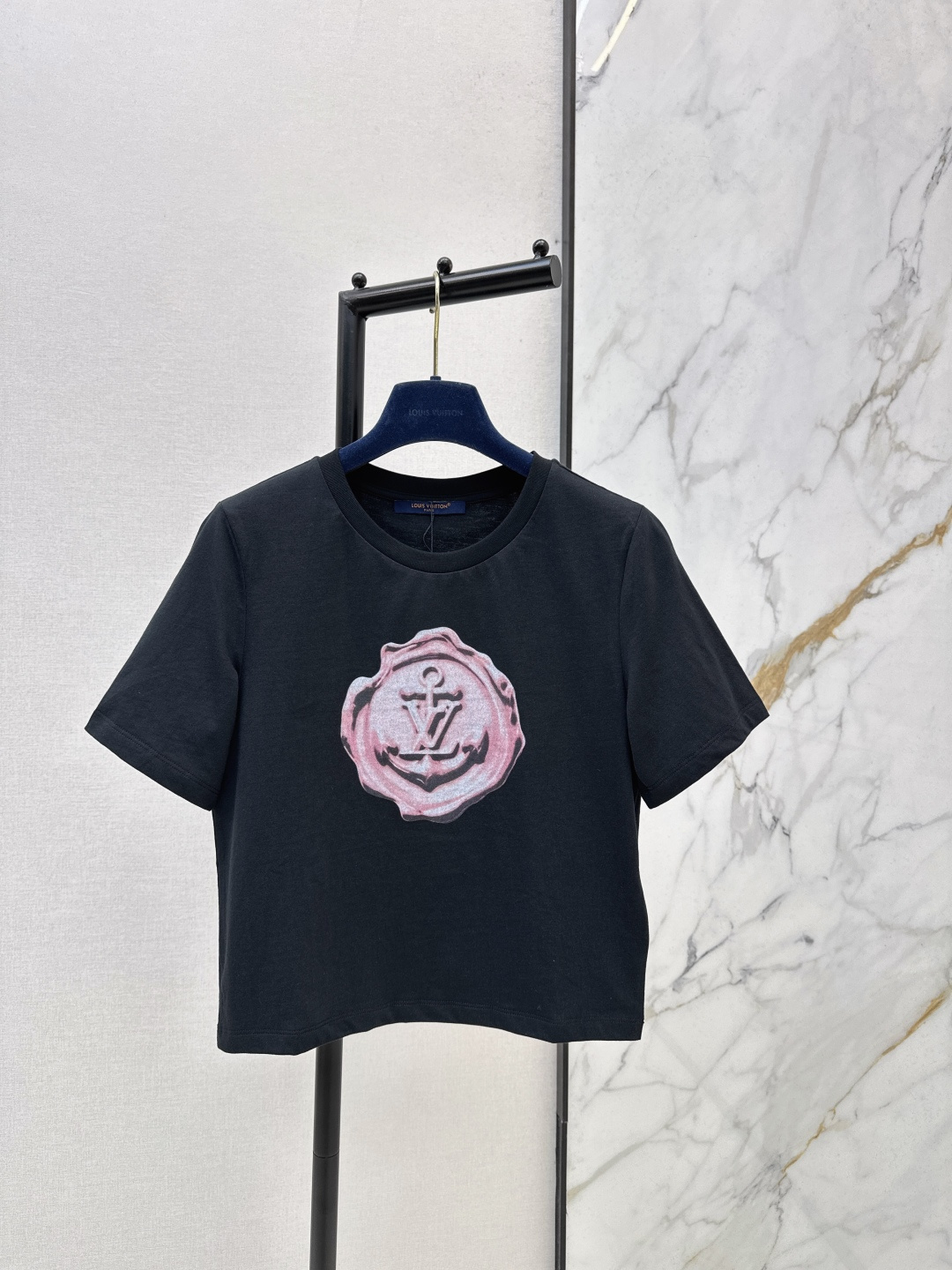 NO:798062,L Family 26Ss————The latest spring and summer short printed T-shirt is very dense and feels great. It is really a hard-working one. The details are perfect. The regular version is not picky at all. It is simple and generous on the upper body. It instantly enhances the temperament. The same color is available for sale sml, louis vuitton, tees, t-shirt,19860909L家 26Ss————春夏最新款小短款印花T恤密度很高手感超好 真的费劲心血的一款 细节完美 常规版型 上身完全不挑人简单大方 瞬间提升气质 一色现货发售sml,,louis vuitton,tees，t-shirt,,Women's clothing
