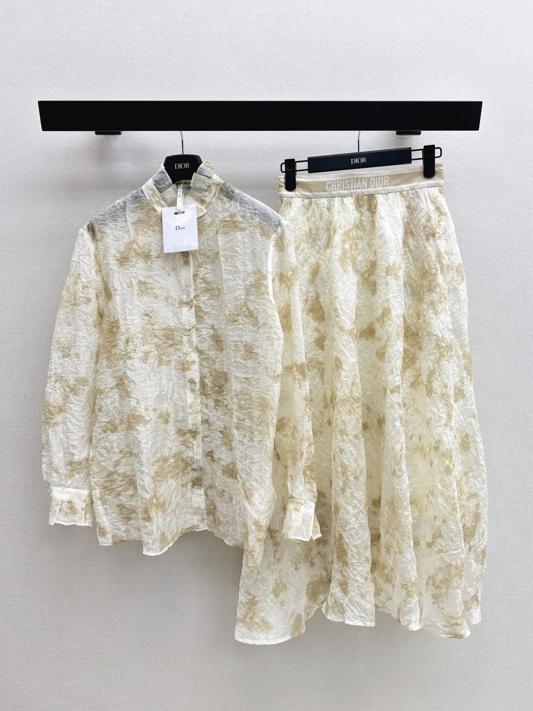 NO:798061,Shirt and skirt CD 26Ss————The latest spring and summer floral pattern print suit, cute style, full of small details, exquisite workmanship, age-reducing fashion, good hold style, won the heart of fairies, soft and textured, two colors separated, ready for sale sml,,skirts,shirts,19860909衬衫半裙CD 26Ss————春夏最新款花卉图案印花套装 可A可乖的风格 满满小细节太加分 做工精致 减龄时尚 好HOLD住造型 深得仙女心 柔软有质感 两色分开发 现货发售sml,,skirts,shirts,,Women's clothing
