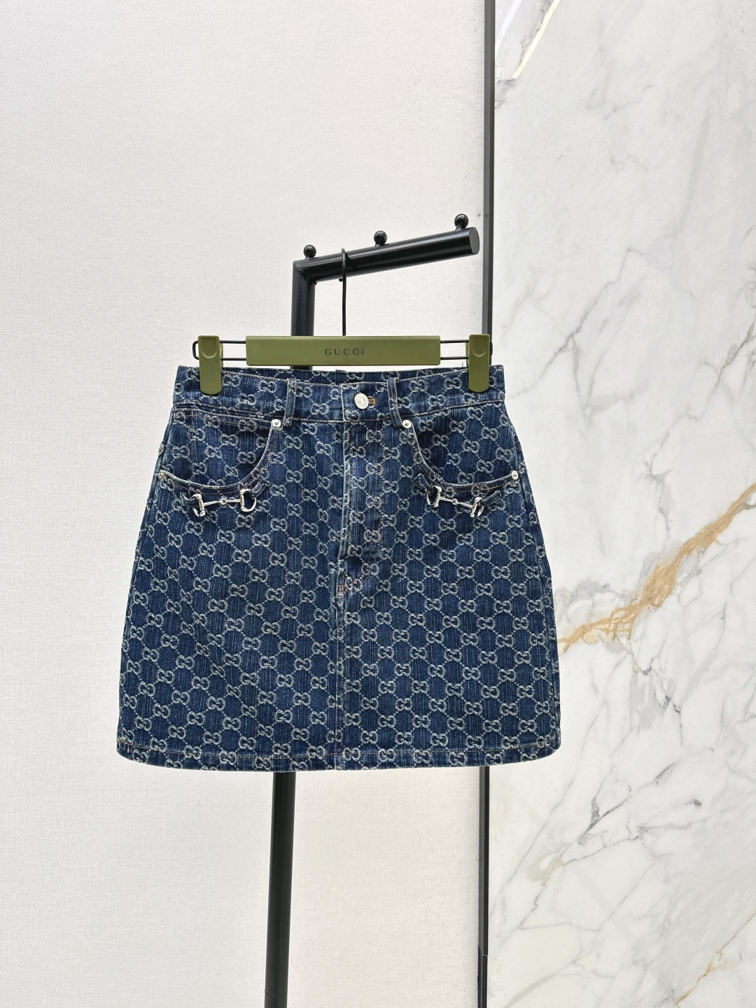NO:798052,Gu 26Ss————Latest spring and summer logo jacquard horseshoe buckle denim skirt, fashionable new denim denim, unique color tones, cool and sassy on the upper body, versatile items recommended, one color ready for sale sml,,skirts,19860909Gu 26Ss————春夏最新款logo提花马蹄扣牛仔半裙时髦新款丹宁牛仔 个性色调上身又酷又飒爽 百搭单品推荐 一色现货发售sml,,skirts,,Women's clothing