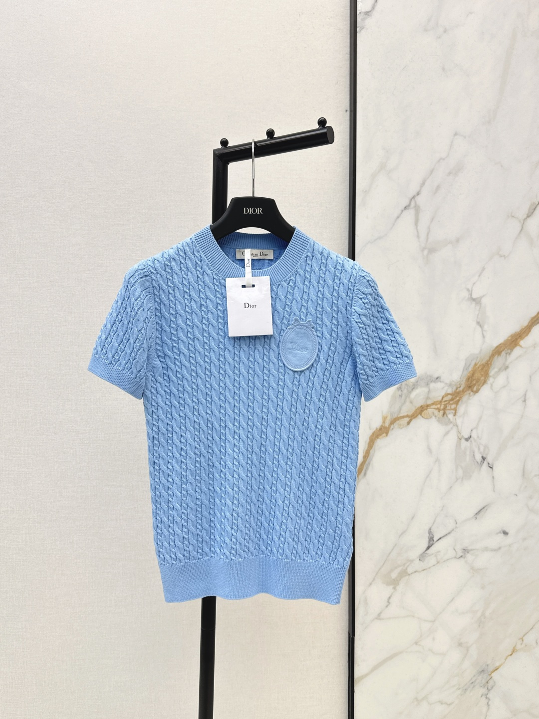 NO:798034,CD 26Ss————The latest spring and summer summer blue round neck knitted short-sleeved sweater with positioning three-dimensional embroidery and exquisite badge details. Full of girly feeling. Cable knitting is gentle and elegant. The classic version is not picky and can be easily used for commuting and leisure. A must-have high-end item for Bai Fumei. One color ready for sale sml, sweaters, T-shirt,19860909CD 26Ss————春夏最新款夏日蓝圆领针织短袖毛衣定位立体刺绣精致徽章细节满分 少女感爆棚 绞花勾织温柔优雅 经典版型不挑人通勤休闲都能轻松驾驭 白富美必入高级单品 一色现货发售sml,,sweaters,T-shirt,,Women's clothing