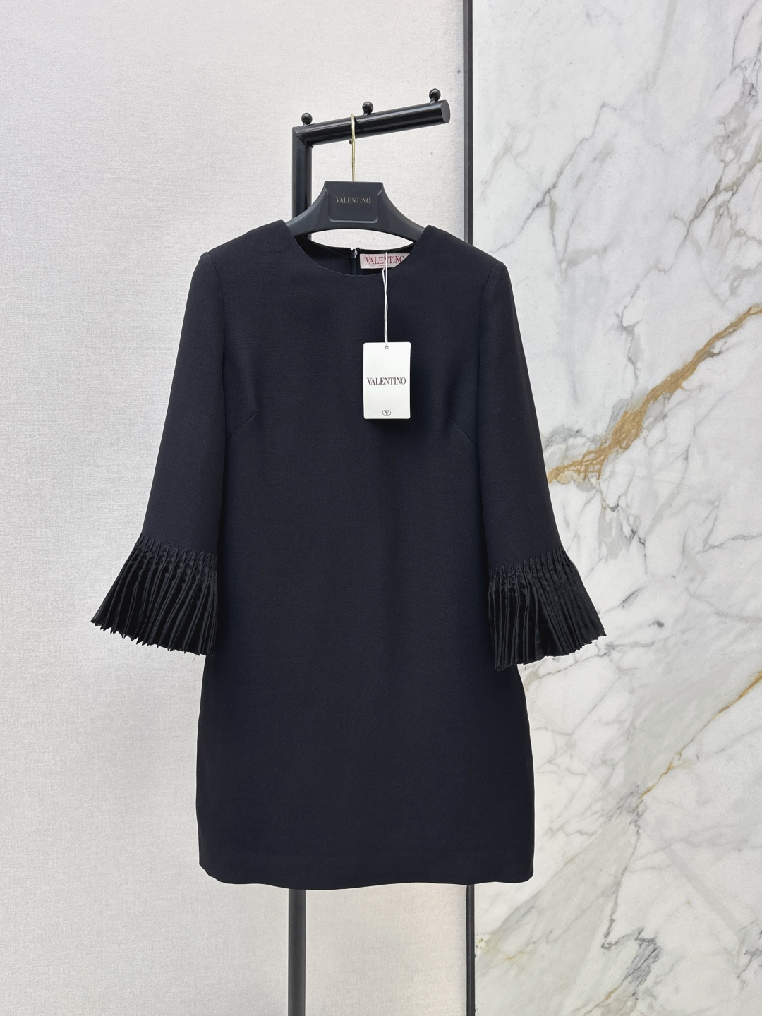NO:798060,VLTN 26Ss—the latest pleated trumpet sleeve straight dress for early spring. Classic black and white color combination. It has both elegance and high-end texture. The custom-made mulberry silk wool fabric is crisp and stylish with excellent drape. It can support the silhouette well. It has a high-end matte texture. The straight H-shaped design is very tolerant to various body shapes. The cuffs are made of high-density pleating technology to form a drape-flare effect like petals. It has a smart rhythm when walking, breaking the dull feeling of solid-color skirts.  It is the finishing touch of the whole outfit. One color ready for sale sml,,skirts,19860909VLTN 26Ss———早春最新款百褶喇叭袖直筒连衣裙 经典黑白两种配色 兼具优雅与高级质感 定制桑蚕丝丝毛面料挺括有型且垂坠感极佳 能很好地支撑廓形 自带高级哑光质感 直筒H型设计对各种身材包容度很高 袖口采用高密度压褶工艺 形成如花瓣般的垂坠喇叭效果 走动时自带灵动韵律 打破了纯色裙装的沉闷感 是整件衣服的点睛之笔 一色现货发售sml,,skirts,,Women's clothing