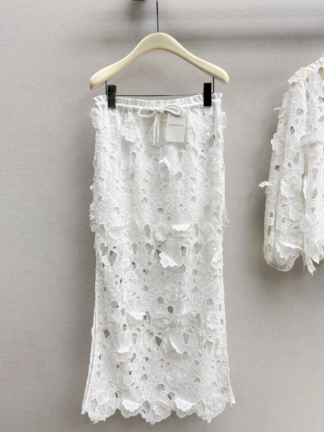 NO:798057,Zim 26Ss————The latest spring and summer new romantic holiday-style white lace embroidery suit. All-over three-dimensional flower lace embroidery. The hollow design has a vague sense of delicacy. It is not cheap plain lace but textured applique technology. The super layered top is loose-fitting and matched with suspenders of the same color. The collar and cuffs are lace. Full of feminine temperament. The drawstring design of the skirt fits the body shape. Overall elegant and romantic, perfect for spring and summer wear.  Full of vacation atmosphere. Developed separately in one color. Ready for sale on sml,,skirts,19860909Zim 26Ss————春夏最新款新品浪漫度假风白色蕾丝绣花套装 通体立体花朵蕾丝刺绣 镂空的设计带着若隐若现的精致感 不是廉价的平纹蕾丝而是有肌理感的贴花工艺 超有层次感上衣宽松版型剪裁 搭配同色系吊带 领口和袖口蕾丝花边 柔美气质满分 半身裙抽绳设计贴合身形 整体优雅又浪漫春夏穿搭超适合 度假氛围感拉满 一色分开发 现货发售sml 上,,skirts,,Women's clothing