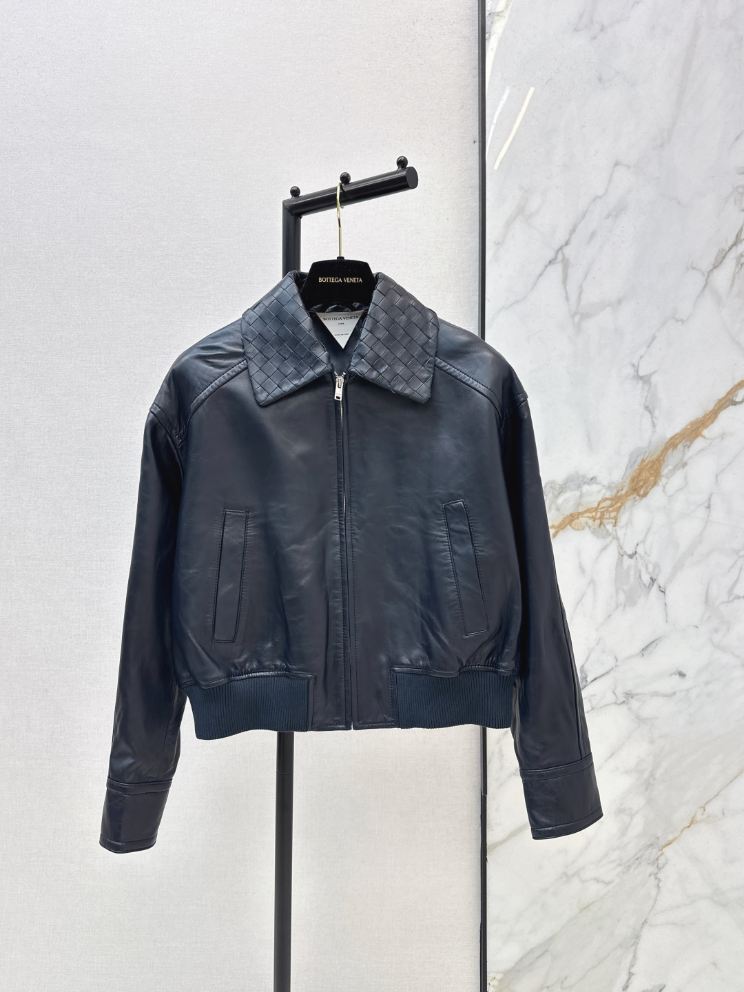 NO:798054,Comes with dust bag BV 26Ss - the latest new arrival in spring and summer, retro, modern and fashionable fine woven lapel motorcycle style jacket, imported 100% lambskin craftsmanship, leather texture, oily, soft and delicate. Short silhouette, retro American college style classic design, super popular. Customized plaid lining splicing design, A and casual lazy style. Burgundy/navy blue. Ready for sale sml,,bottega veneta,jackets &  coats,jackets & coats,sheepskin,19860909配防尘袋BV 26Ss————春夏最新款新品复古摩登时髦精编织翻领机车风夹克外套进口百分百小羊皮工艺皮质肉感油润柔软又细腻 短款廓形复古美式学院风经典设计超级大爱 定制格子里布拼接设计又A又飒随性的慵懒风 酒红色/藏青色 现货发售sml,,bottega veneta,jackets & coats,jackets & coats,sheepskin,,Women's clothing