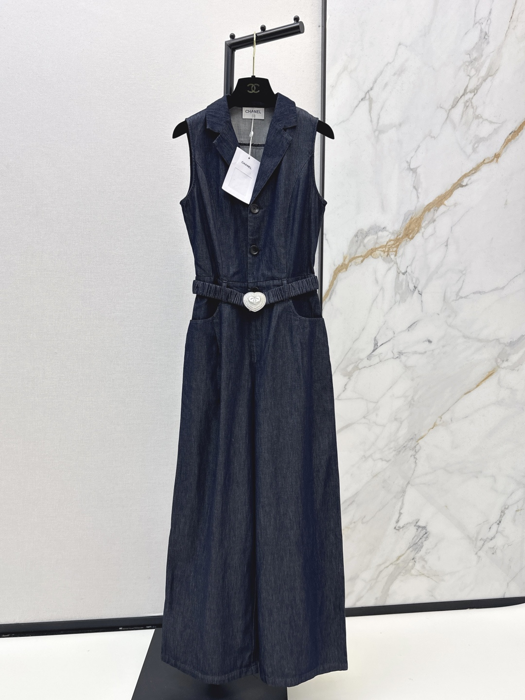 NO:798051,Fashionable outfit C Home 26Ss————The latest custom-made love belt decorated Tencel denim jumpsuit for spring and summer. Super fashionable and good news for lazy people. The class tailoring is great. The upper body is single-breasted with lapels. The lower body is straight-leg pants. The fabric is thin but can maintain the shape well. The belt tightens the waist and divides the three-to-seven ratio. The upper body has a figure of 1.8 meters and long legs. It looks very tall. One color is available for sale sml,,chanel,19860909时髦一件穿搭 C家 26Ss————春夏最新款定制爱心腰带装饰天丝牛仔连体裤 超级洋气 懒人福音 班型剪裁很棒 上半身是翻领单排扣做法 下半身是直筒裤型 面料轻薄但能很好保持版型 腰带收腰并且分割了三七比例 上身就是一米八长腿身材 巨显高 一色现货发售sml,,chanel,,Women's clothing