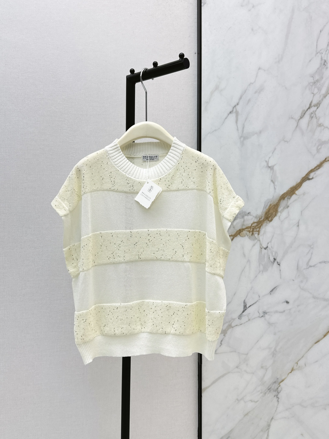NO:798426,Bc 26Ss————The latest sequined yarn color-blocked off-shoulder knitwear for spring and summer. High-end walking style. Casual wear in old-money style. Italian aesthetic color matching. The super-concealed off-shoulder silhouette has a lazy and elegant temperament. It is classic and does not flatter the upper body and is super slim. Imported yarn creates a low-key and luxurious sense of high-end. One color ready for sale sml,,19860909Bc 26Ss————春夏最新款亮片纱线拼色落肩针织衫 行走的高定 老钱风休闲穿搭 意大利美学配色 超藏肉的落肩廓形版型慵懒气质随性优雅 经典不挑人上身超显瘦 进口纱线打造低调奢华的高级感 一色现货发售sml,,,Women's clothing