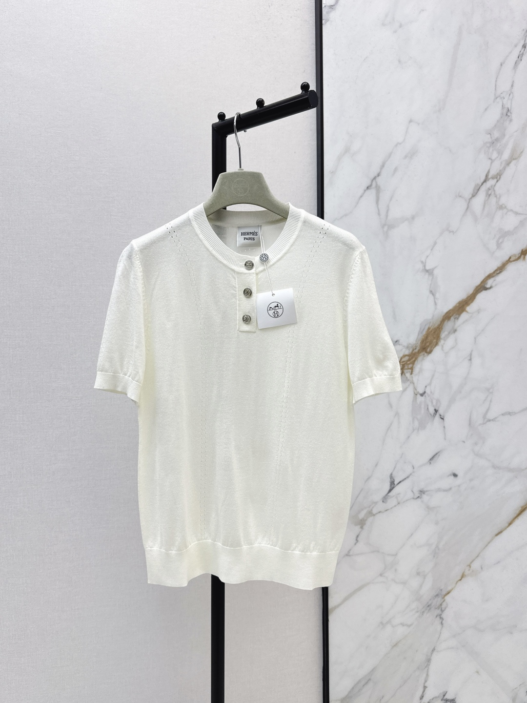 NO:798424,Hot item recommendation: Her 26Ss - the latest spring and summer wool knitted short-sleeved top with metal buttons. The 100% cashmere yarn has a delicate and soft feel. The three-dimensional jacquard dark pattern is low-key and luxurious. The temperament V-neck is elegant and fashionable. The classic version is slim and versatile. Highly recommended as a must-have item. One color ready for sale sml,, T-shirt,19860909爆单推荐 Her 26Ss———春夏最新款金属扣羊毛针织短袖上衣百分百羊绒纱线细腻柔软的手感无敌赞 立体提花暗纹图案低调奢华 气质V领优雅又时髦 经典版型不挑人上身显瘦又百搭 强烈推荐必入单品 一色现货发售sml,,T-shirt,,Women's clothing